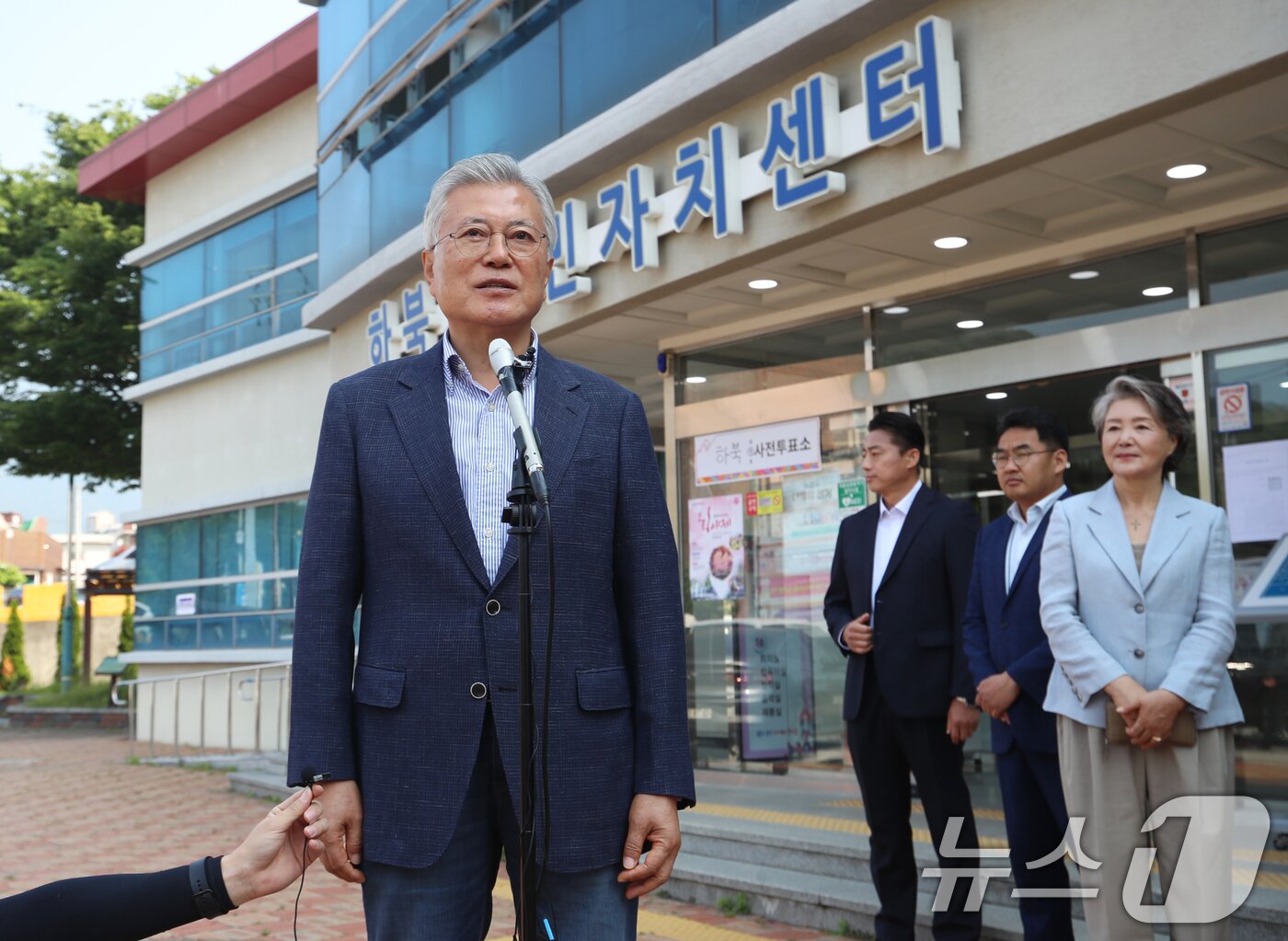 본문 이미지 - 문재인 전 대통령이 제21대 대통령선거 사전투표 첫날인 29일 오전 경남 양산시 하북면주민자치센터에 마련된 하북면 사전투표소에서 투표를 마친 뒤 취재진 질문에 답하고 있다. 2025.5.29/뉴스1 ⓒ News1 윤일지 기자