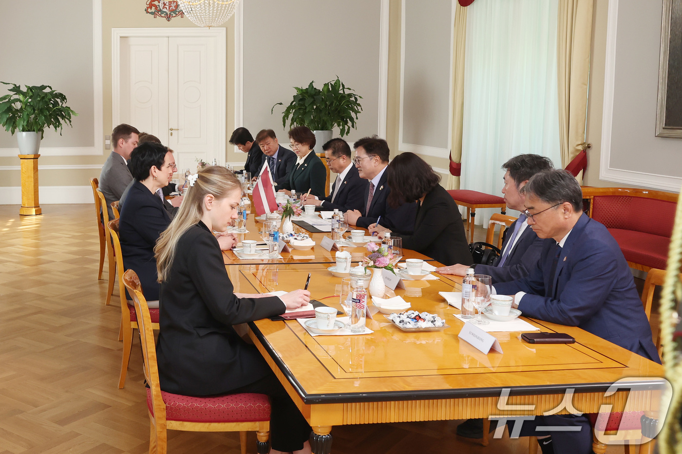 (리가=뉴스1) = 우원식 국회의장이 28일(현지시각) 라트비아 수도 리가 대통령궁에서 에드가르스 린케비치스 대통령과 면담을 하고 있다. (국회의장실 제공, 재판매 및 DB 금지) …