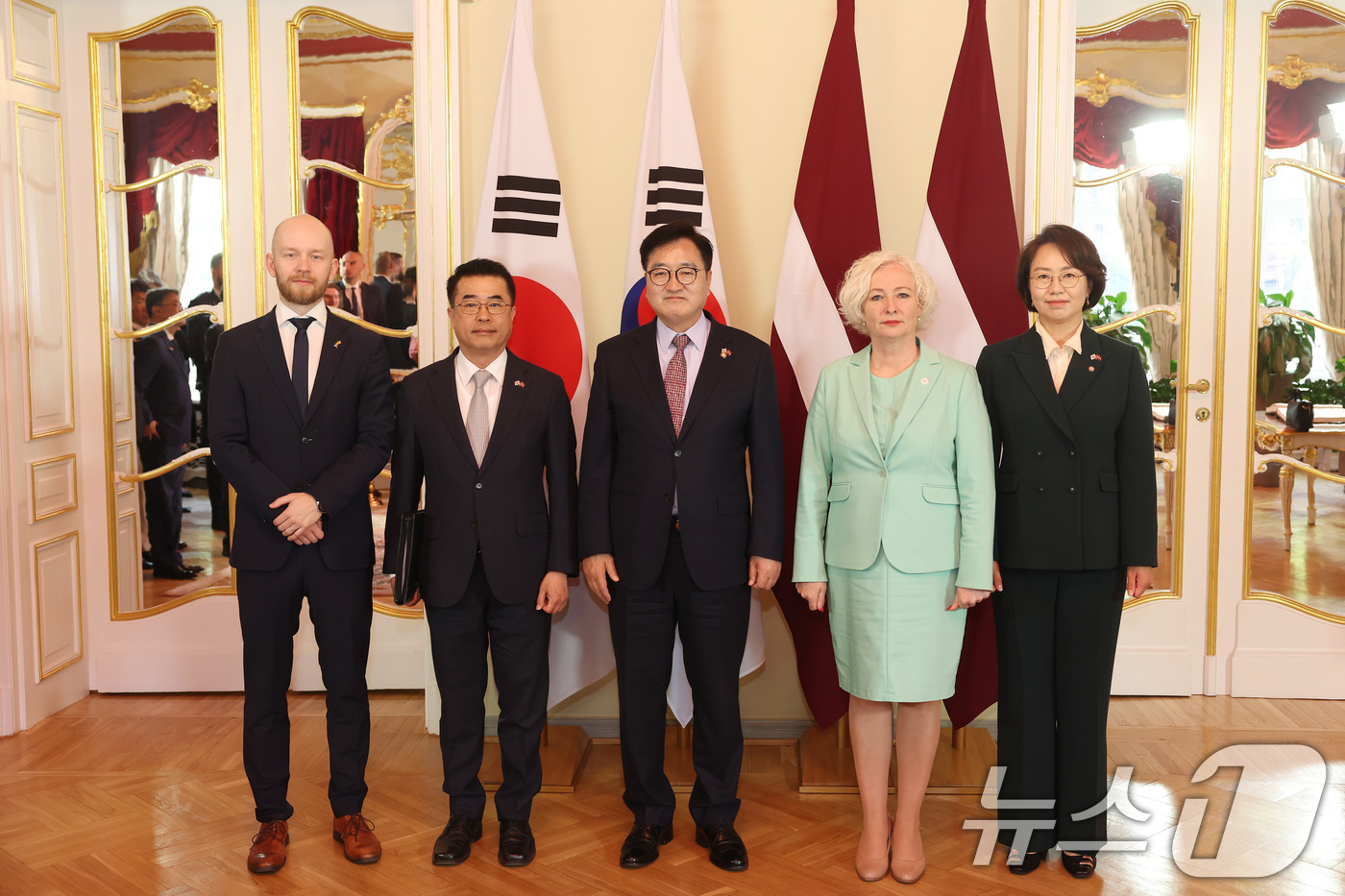 (리가=뉴스1) = 우원식 국회의장이 28일(현지시각) 라트비아 수도 리가에서 다이가 미에리나 의회의장과 면담에 앞서 기념 촬영하고 있다. 왼쪽부터 안드리스 슈바예브스 라-한 의원 …