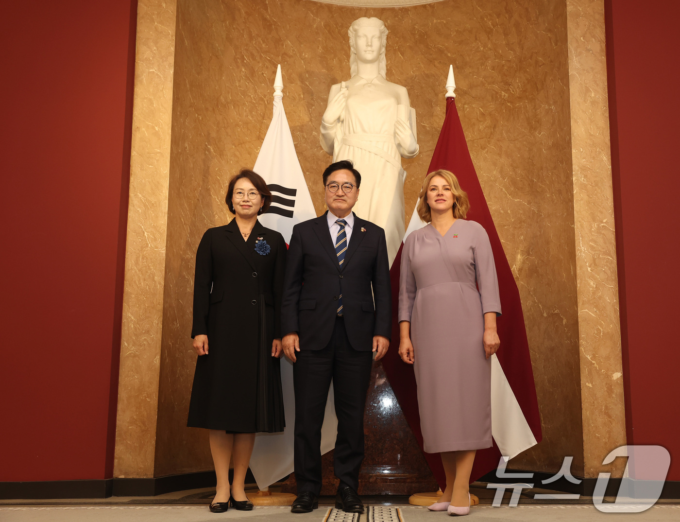 (리가=뉴스1) = 우원식 국회의장이 28일(현지시각) 라트비아 수도 리가에서 라트비아 총리와 면담에 앞서 기념 촬영하고 있다. 왼쪽부터 백선희 조국혁신당 의원, 우 의장, 에비카 …