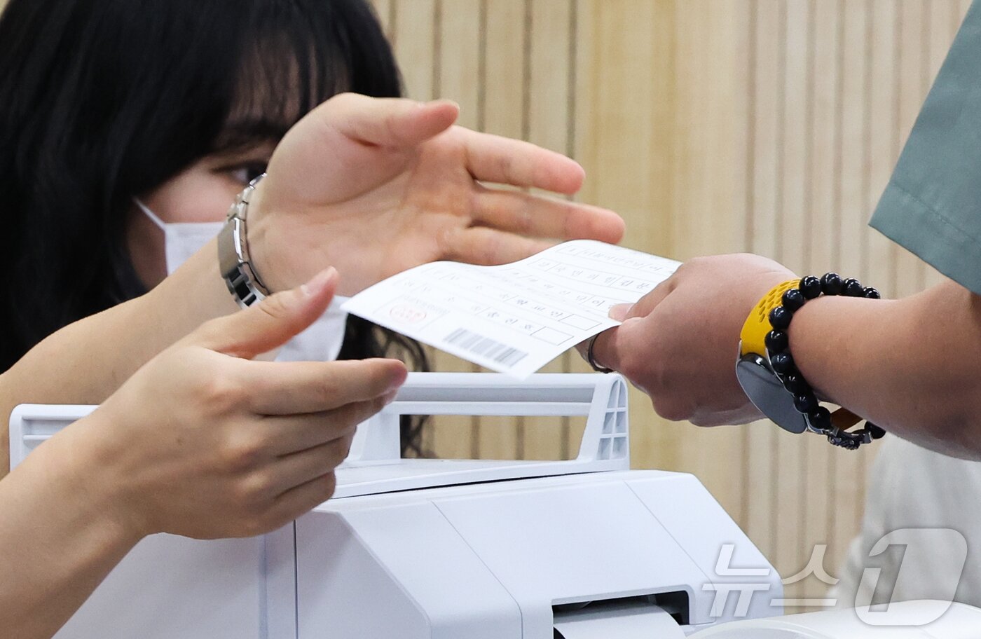 본문 이미지 - 제21대 대통령 선거 사전 투표 첫날인 29일 서울 종로구 가회동주민센터에 마련된 사전투표소에서 유권자들이 투표를 하고 있다. 2025.5.29/뉴스1 ⓒ News1 허경 기자