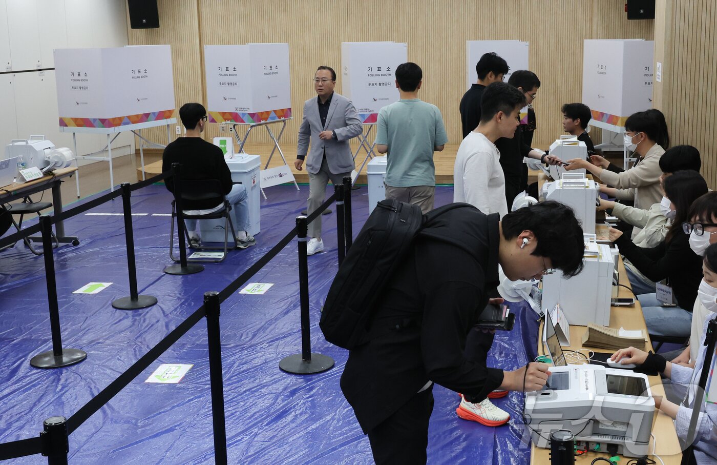 본문 이미지 - 제21대 대통령 선거 사전 투표 첫날인 29일 서울 종로구 가회동주민센터에 마련된 사전투표소에서 유권자들이 투표를 하고 있다. 2025.5.29/뉴스1 ⓒ News1 허경 기자