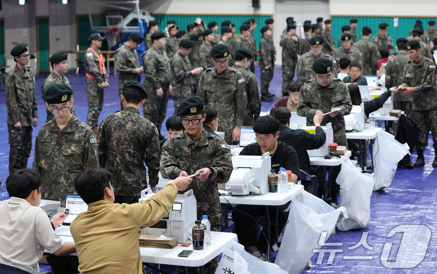 본문 이미지 - 제21대 대통령 선거 사전 투표 첫날인 29일 오전 충남 논산 연무문화체육센터에 마련된 연무읍 제2사전투표소에서 육군훈련소 장병들이 투표를 하고 있다. 2025.5.29/뉴스1 ⓒ News1 김기태 기자