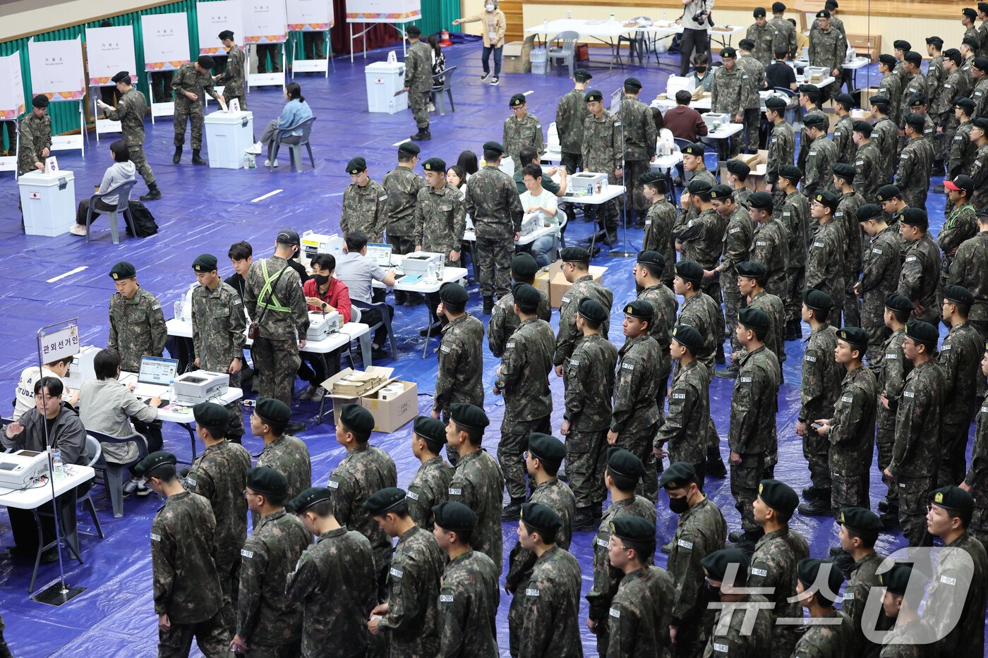 본문 이미지 - 제21대 대통령 선거 사전 투표 첫날인 29일 오전 충남 논산 연무문화체육센터에 마련된 연무읍 제2사전투표소에서 육군훈련소 장병들이 투표를 하고 있다. 2025.5.29/뉴스1 ⓒ News1 김기태 기자