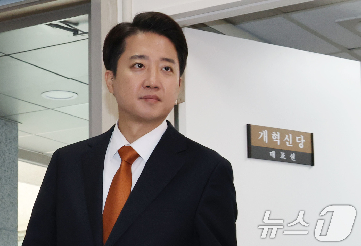 (서울=뉴스1) 이광호 기자 = 이준석 개혁신당 대통령 후보가 29일 오전 서울 여의도 국회에서 '여성 신체에 대한 표현' 논란 관련 긴급 기자회견을 하기 위해 이동하고 있다. 2 …