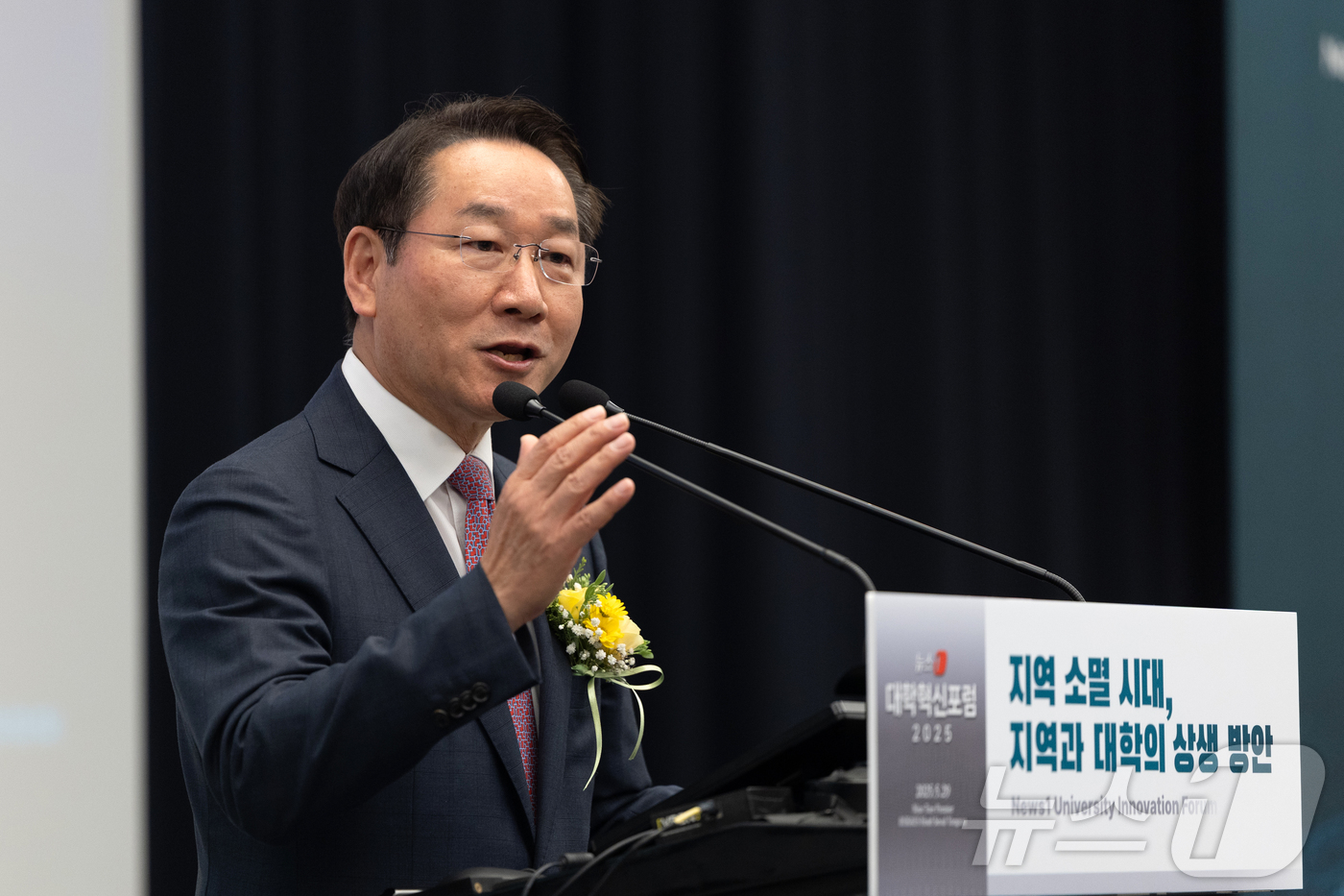 (서울=뉴스1) 이승배 기자 = 유정복 대한민국시도지사협의회 회장이 29일 서울 용산구 나인트리 프리미어 로카우스 호텔에서 '지역 소멸 시대, 지역과 대학의 상생 방안'을 주제로 …