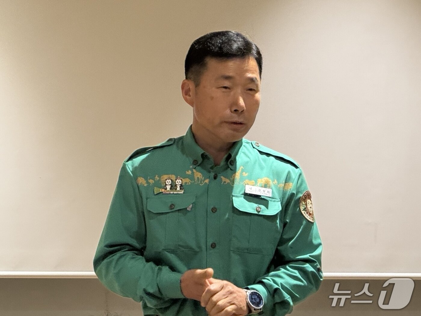본문 이미지 - 강철원 에버랜드 주키퍼&#40;사육사&#41;가 판다월드에서 기자들과 만나 루이바오와 후이바오의 근황을 설명하고 있다. ⓒ 뉴스1 김형준 기자