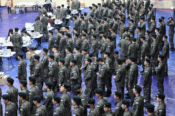 '진급 심사' 적용 반발에도…軍, 병사 진급제도 더 강화한다