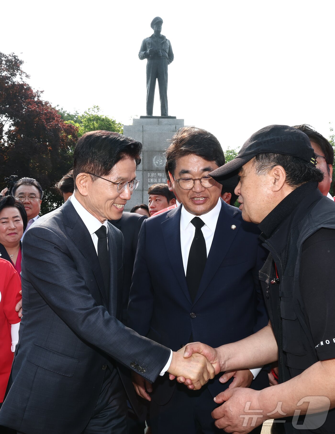 본문 이미지 - 김문수 국민의힘 대통령 후보가 29일 인천 중구 자유공원 맥아더 장군 동상에 참배를 마치고 시민들과 인사를 나누고 있다. 2025.5.29/뉴스1 ⓒ News1 김민지 기자
