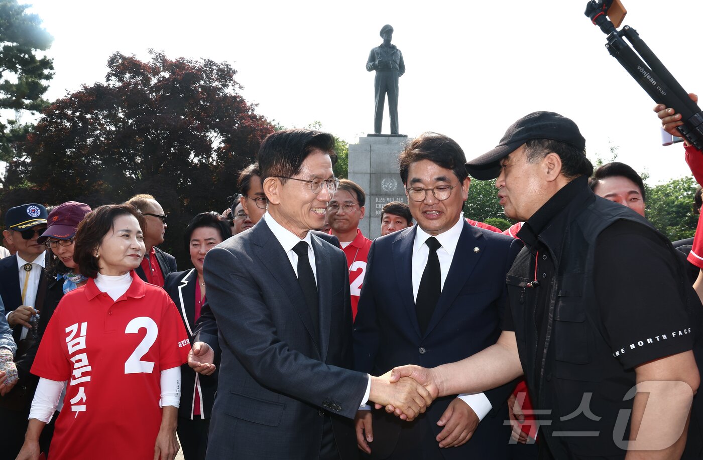 본문 이미지 - 김문수 국민의힘 대통령 후보가 29일 인천 중구 자유공원 맥아더동상에 참배를 마치고 시민들과 인사하고 있다. 2025.5.29/뉴스1 ⓒ News1 김민지 기자
