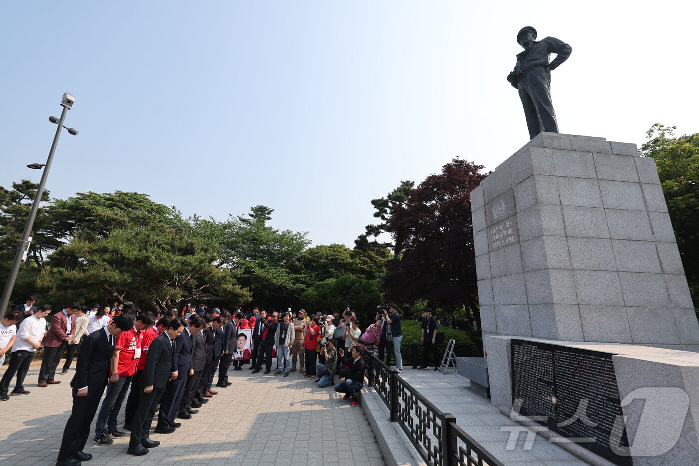 본문 이미지 - 김문수 국민의힘 대통령 후보가 29일 인천 중구 자유공원 맥아더 장군 동상에 참배를 하고 있다. &#40;공동취재&#41; 2025.5.29/뉴스1 ⓒ News1 김민지 기자