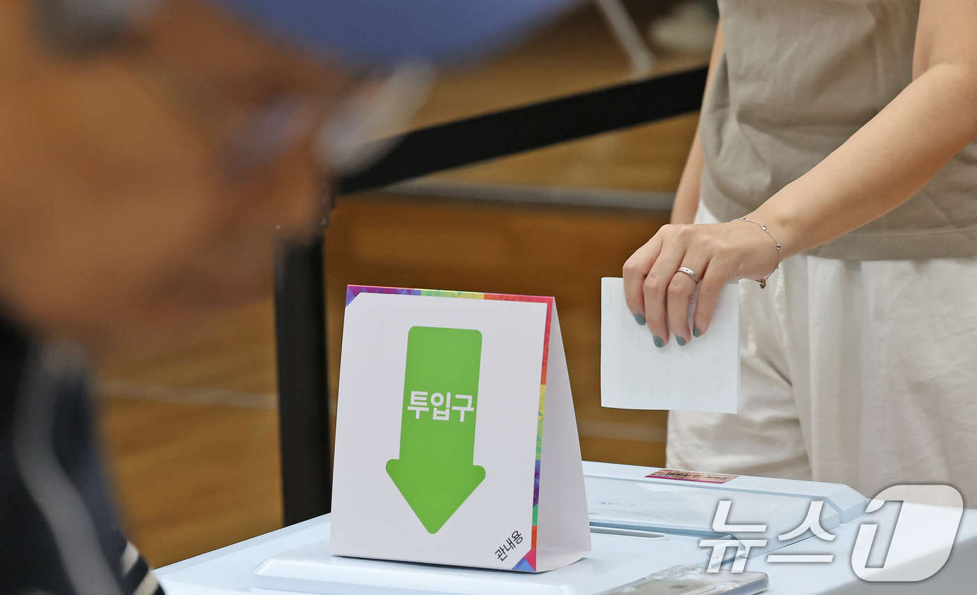 (서울=뉴스1) 장수영 기자 = 제21대 대통령 선거 사전 투표 첫날인 29일 서울 영등포구 여의동주민센터에 마련된 사전투표소에서 유권자가 투표를 하고 있다. 2025.5.29/뉴 …