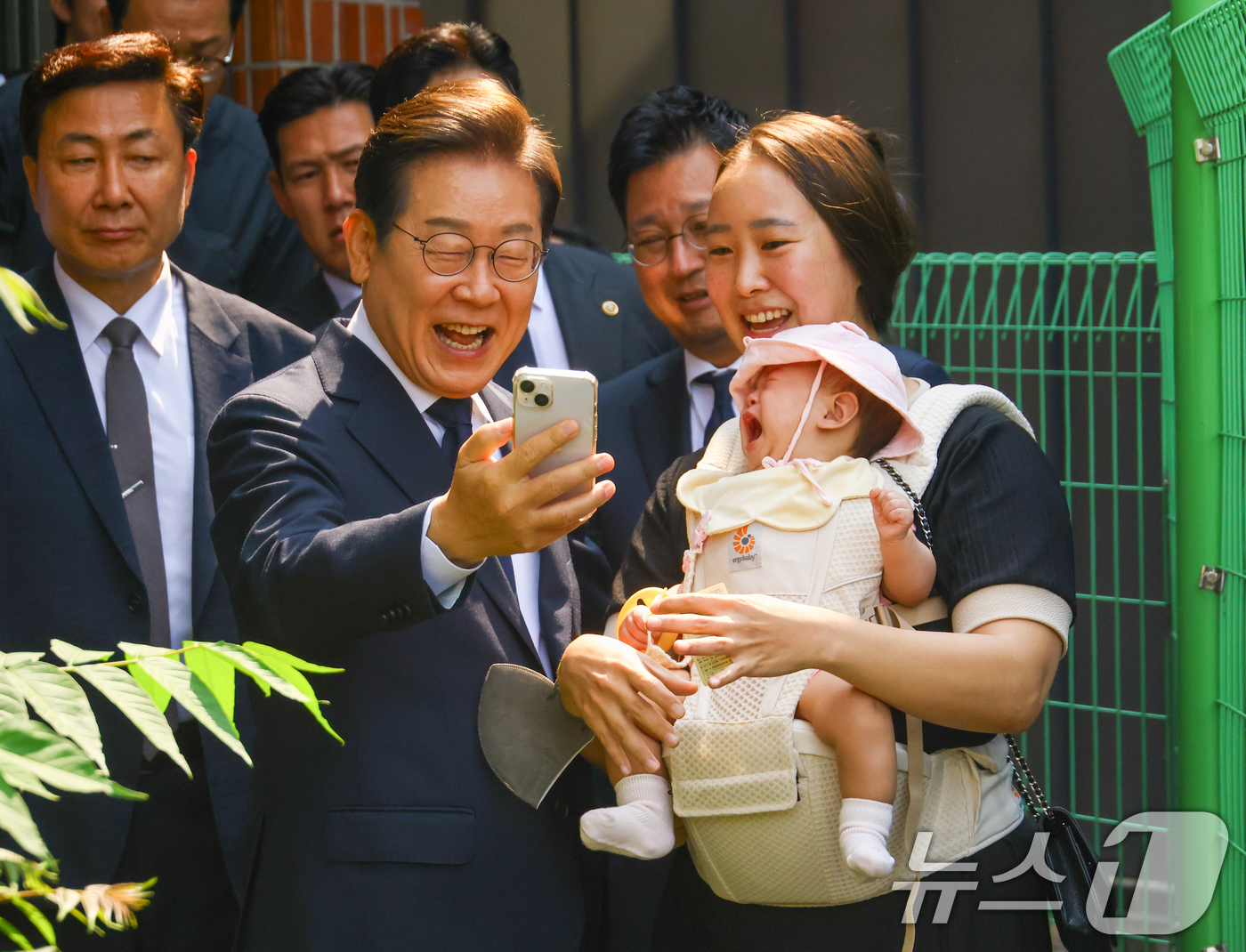 (서울=뉴스1) 안은나 기자 = 이재명 더불어민주당 대통령 후보가 제21대 대통령선거 사전투표 첫날인 29일 오전 서울 서대문구 구 신촌동주민센터에서 아기를 안은 어머니와 셀카를 …