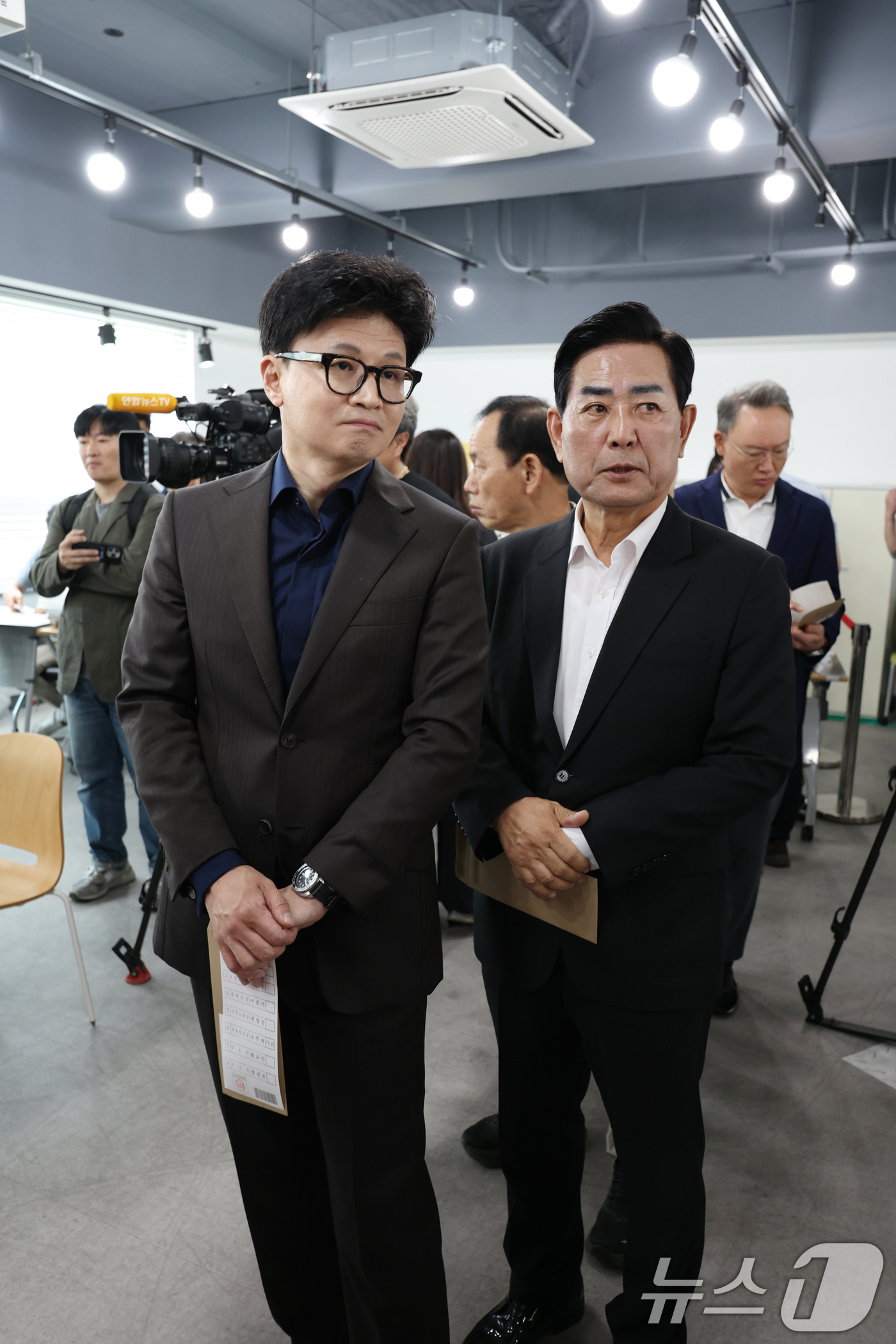 (광주=뉴스1) 이승현 기자 = 한동훈 국민의힘 전 대표가 제21대 대통령 선거 사전투표 첫날인 29일 광주 동구 창업지원센터에 위치한 서남동 사전투표소에서 김화진 국민의힘 전남도 …