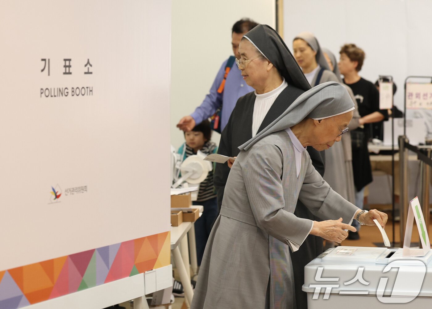 본문 이미지 - 제21대 대통령선거 사전투표 첫 날인 29일 오전 서울 중구 명동주민센터에 마련된 투표소에서 수녀들이 소중한 한 표를 행사하고 있다. 2025.5.29/뉴스1 ⓒ News1 오대일 기자