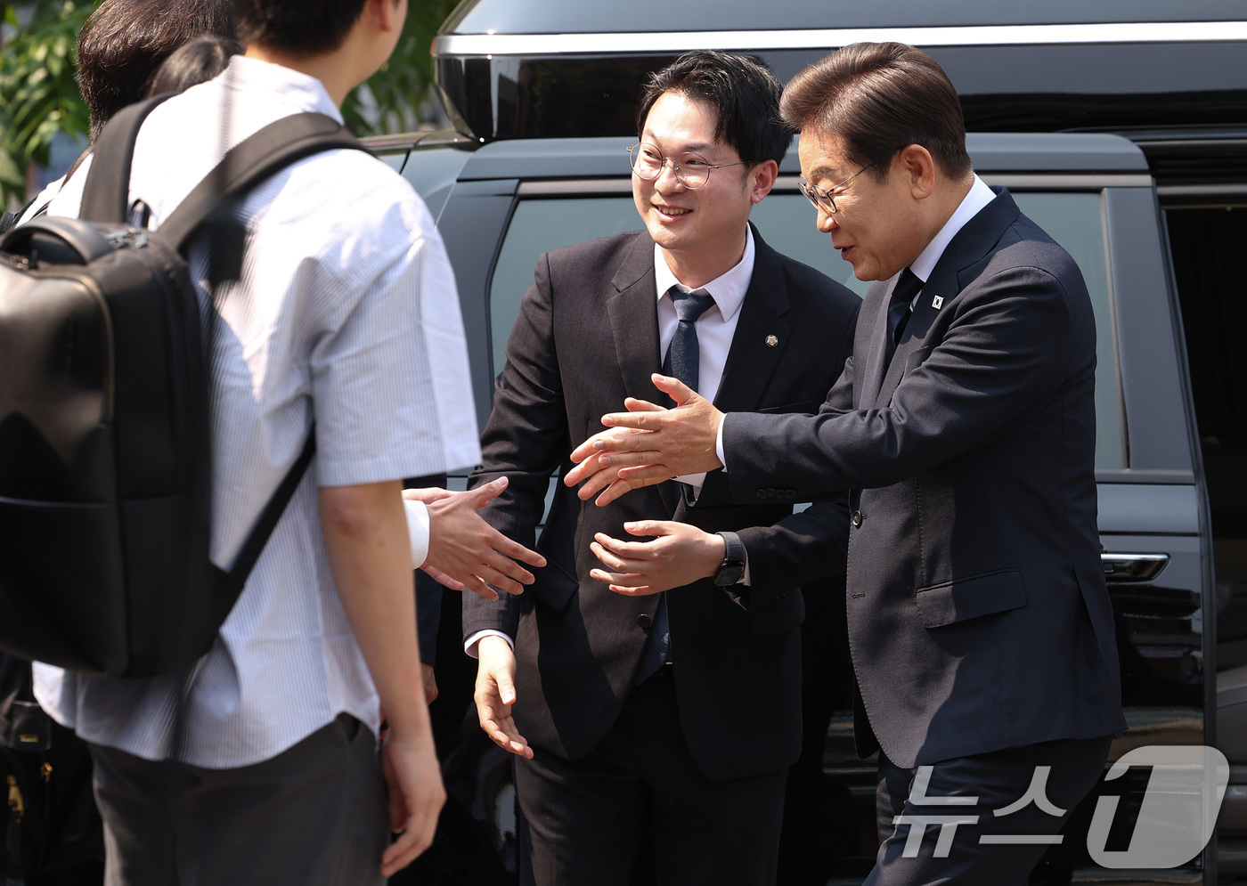 (서울=뉴스1) 안은나 기자 = 이재명 더불어민주당 대통령 후보가 제21대 대통령선거 사전투표 첫날인 29일 오전 서울 서대문구 구 신촌동주민센터에서 함께 투표할 대학생들과 인사를 …