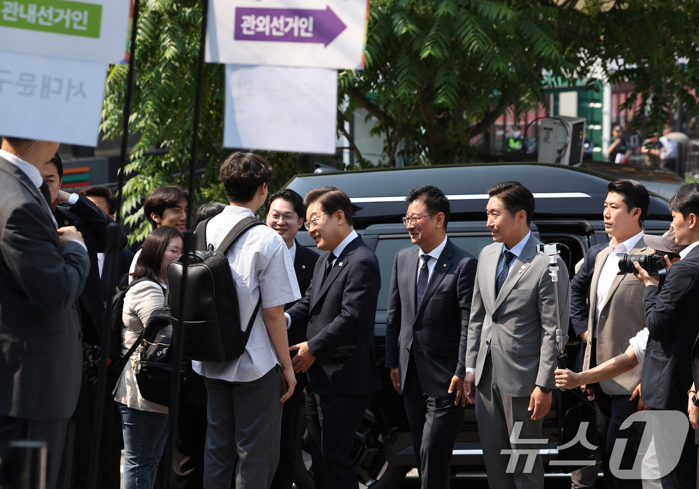 (서울=뉴스1) 안은나 기자 = 이재명 더불어민주당 대통령 후보가 제21대 대통령선거 사전투표 첫날인 29일 오전 서울 서대문구 구 신촌동주민센터에서 함께 투표할 대학생들과 인사를 …