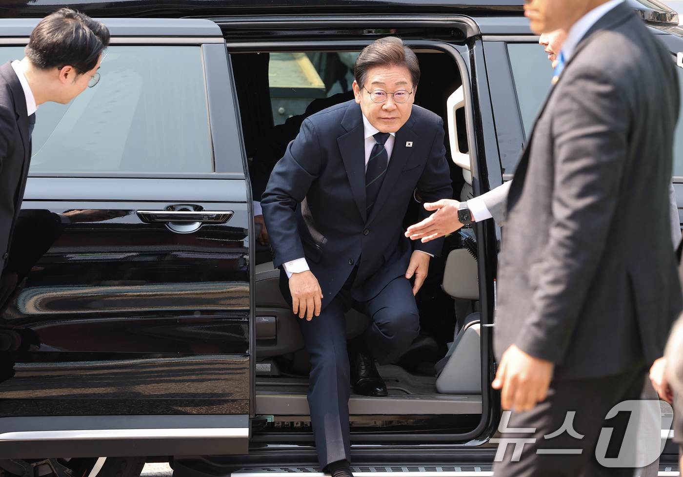 (서울=뉴스1) 안은나 기자 = 이재명 더불어민주당 대통령 후보가 제21대 대통령선거 사전투표 첫날인 29일 오전 서울 서대문구 구 신촌동주민센터에 도착해 차에서 내리고 있다. ( …