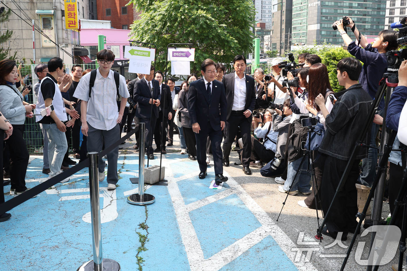 (서울=뉴스1) 안은나 기자 = 이재명 더불어민주당 대통령 후보가 제21대 대통령선거 사전투표 첫날인 29일 오전 서울 서대문구 구 신촌동주민센터에 마련된 투표소로 들어가고 있다. …