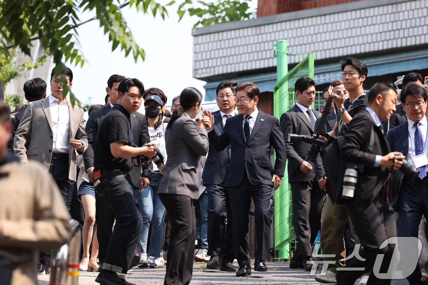 (서울=뉴스1) 안은나 기자 = 이재명 더불어민주당 대통령 후보가 제21대 대통령선거 사전투표 첫날인 29일 오전 서울 서대문구 구 신촌동주민센터에서 청년들과 투표를 마친 뒤 시민 …