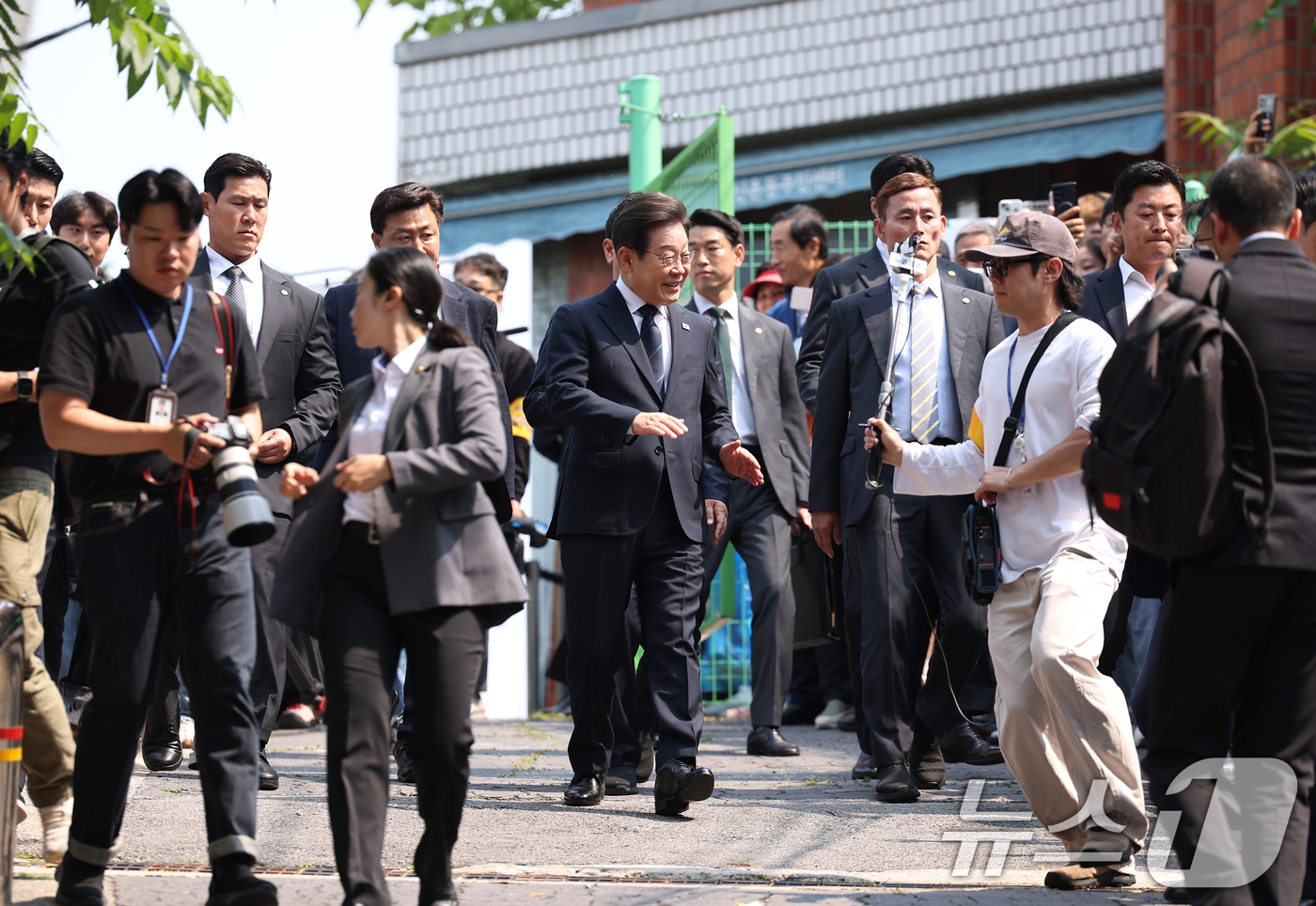 (서울=뉴스1) 안은나 기자 = 이재명 더불어민주당 대통령 후보가 제21대 대통령선거 사전투표 첫날인 29일 오전 서울 서대문구 구 신촌동주민센터에서 청년들과 투표를 마친 뒤 시민 …