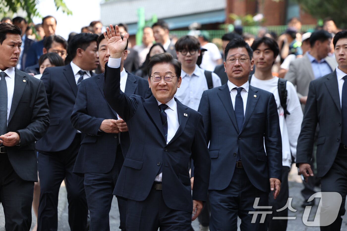 본문 이미지 - 이재명 더불어민주당 대통령 후보가 제21대 대통령선거 사전투표 첫날인 29일 오전 서울 서대문구 구 신촌동주민센터에서 청년들과 투표를 마친 뒤 인사하고 있다. &#40;공동취재&#41; 2025.5.29/뉴스1 ⓒ News1 안은나 기자
