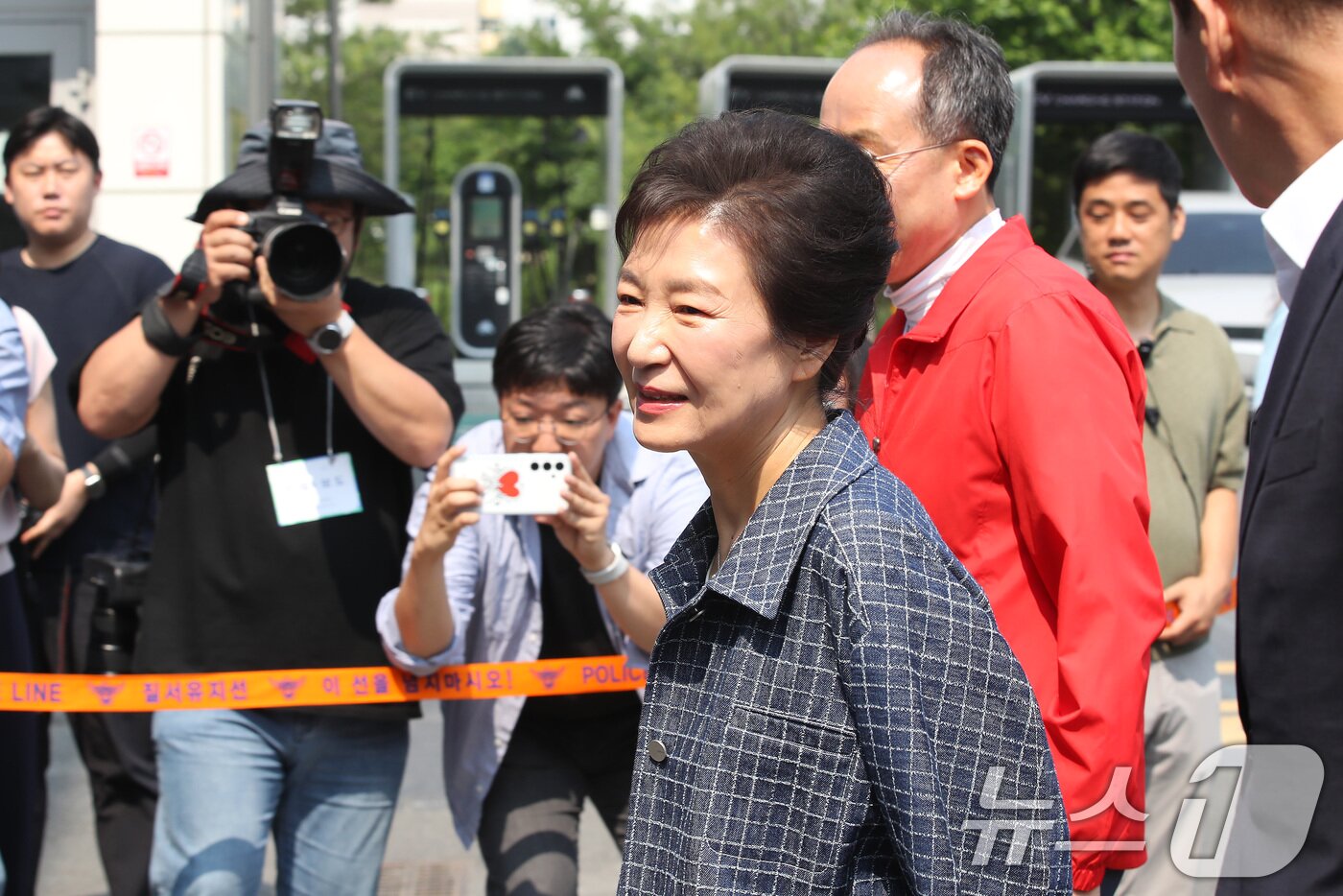 본문 이미지 - 박근혜 전 대통령이 제21대 대통령선거 첫날인 29일 오전 대구 달성군 유가읍 행정복지센터에 마련된 사전투표소에 도착해 이동하고 있다. 2025.5.29/뉴스1 ⓒ News1 공정식 기자