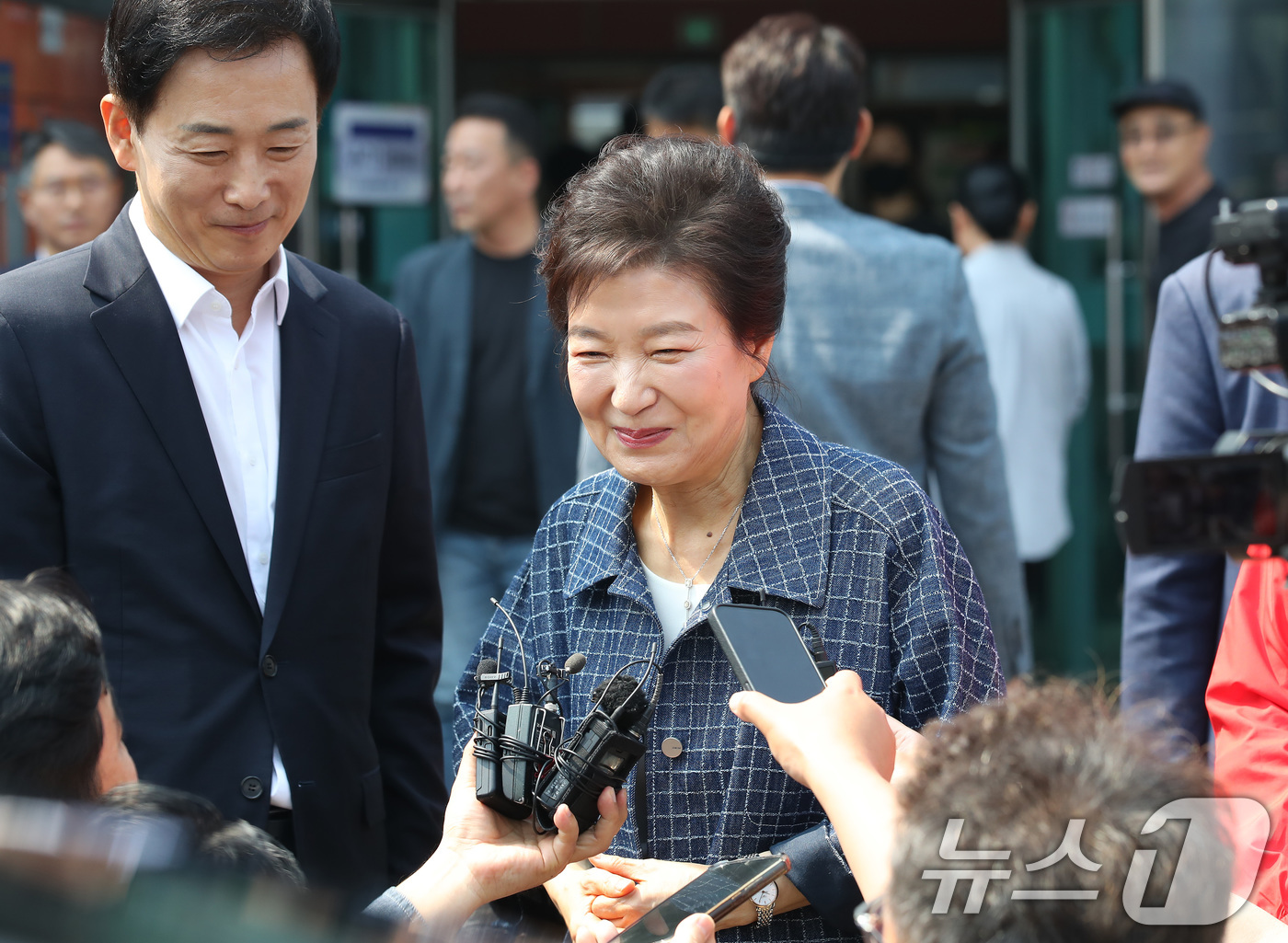 (대구=뉴스1) 공정식 기자 = 박근혜 전 대통령이 제21대 대통령선거 첫날인 29일 오전 대구 달성군 유가읍 행정복지센터에 마련된 사전투표소에서 투표를 마친 뒤 취재진 질문에 답 …