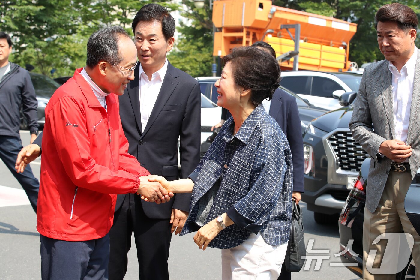 본문 이미지 - 박근혜 전 대통령이 제21대 대통령선거 첫날인 29일 오전 대구 달성군 유가읍 행정복지센터에 마련된 사전투표소에 도착해 추경호 국민의힘 의원과 인사 나누고 있다. 2025.5.29/뉴스1 ⓒ News1 공정식 기자
