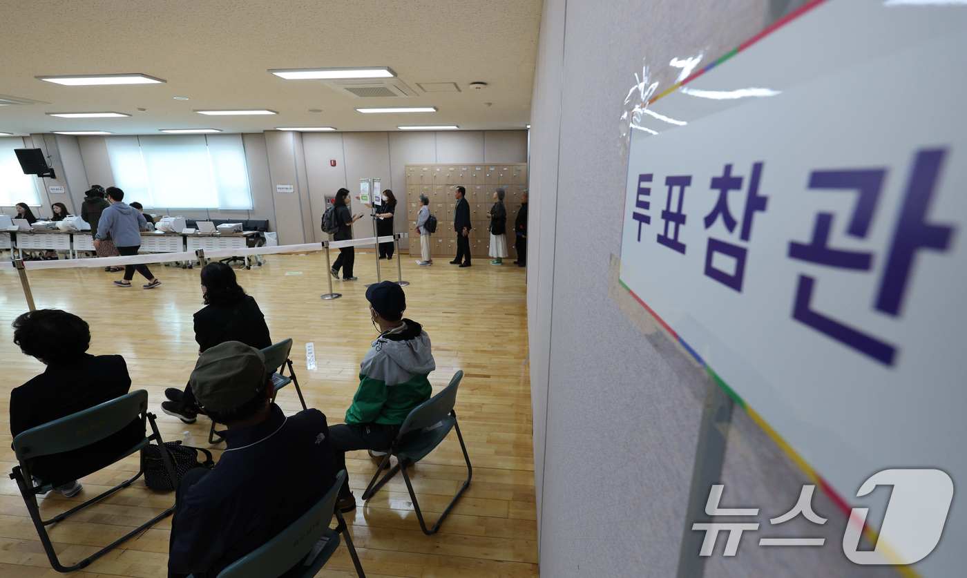 (서울=뉴스1) 신웅수 기자 = 제21대 대통령 선거 사전 투표 첫날인 29일 오전 서울 용산구 청파동주민센터에 마련된 사전투표소에 투표 참관인들이 자리하고 있다. 2025.5.2 …