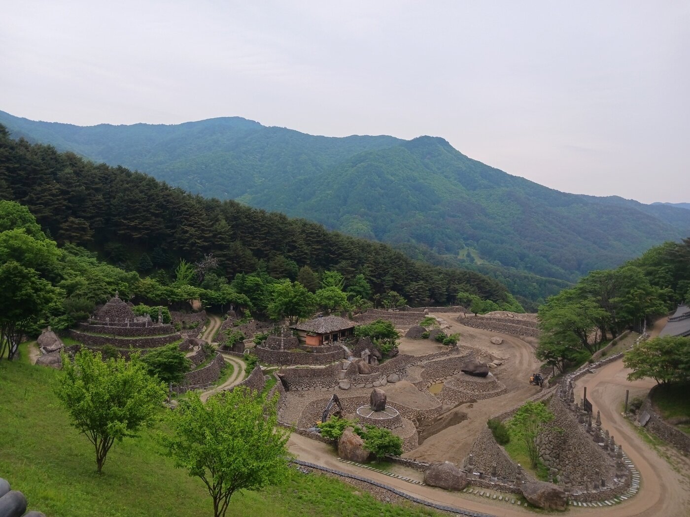 본문 이미지 - 해발 850m에  터를 잡은 삼성궁은 우리민족의 건국이념인 홍익인간과 이화세계(理化世界) 를 실현하고자  고조선 시대 소도를 복원한 배달의 성전이다.  매년 10월 개천대제를 지내는데 한해 방문객이 15만 명을 넘을 정도로 관광 명소가 됐다.