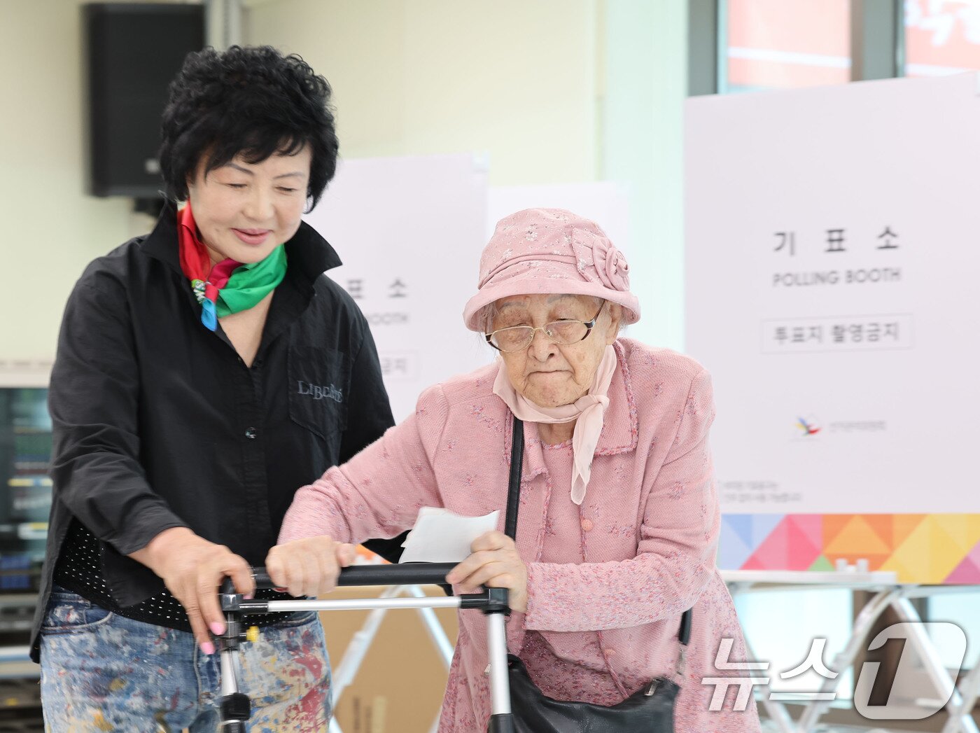 본문 이미지 - 제21대 대통령선거 사전투표가 시작된 29일 101세 김인순 어르신이 며느리와 함께 광주 남구 진월동 사전투표소에서 투표권을 행사하고 있다. 2025.5.29/뉴스1 ⓒ News1 박지현 기자