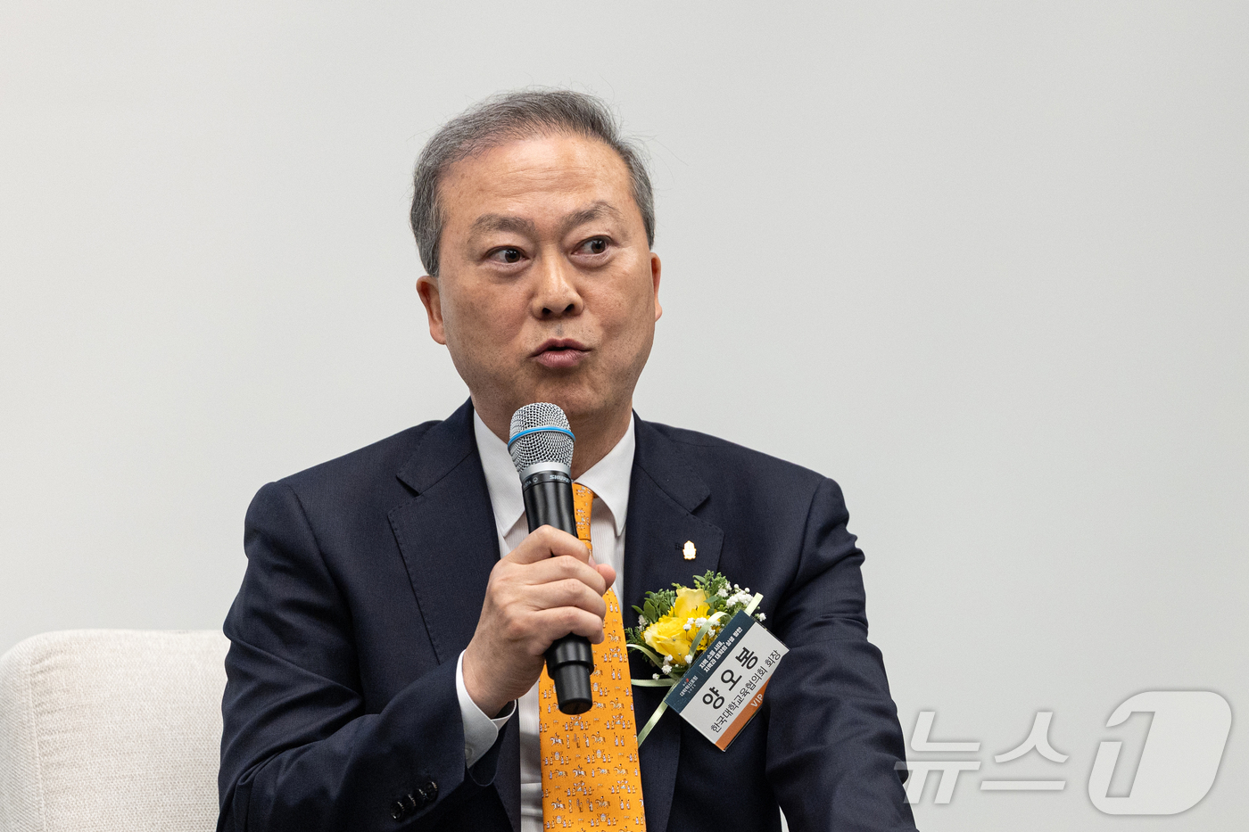 (서울=뉴스1) 이승배 기자 = 양오봉 한국대학교육협의회 회장이 29일 서울 용산구 나인트리 프리미어 로카우스 호텔에서 '지역 소멸 시대, 지역과 대학의 상생 방안'을 주제로 열린 …