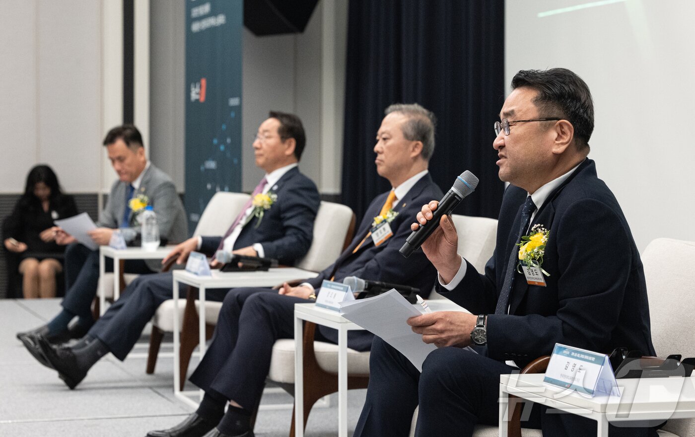 본문 이미지 - 김영도 한국전문대학교육협의회 회장이 29일 서울 용산구 나인트리 프리미어 로카우스 호텔에서 '지역 소멸 시대, 지역과 대학의 상생 방안'을 주제로 열린 2025 뉴스1 대학혁신포럼에 참석해 특별대담 발언을 하고 있다. 2025.5.29/뉴스1 ⓒ News1 이승배 기자