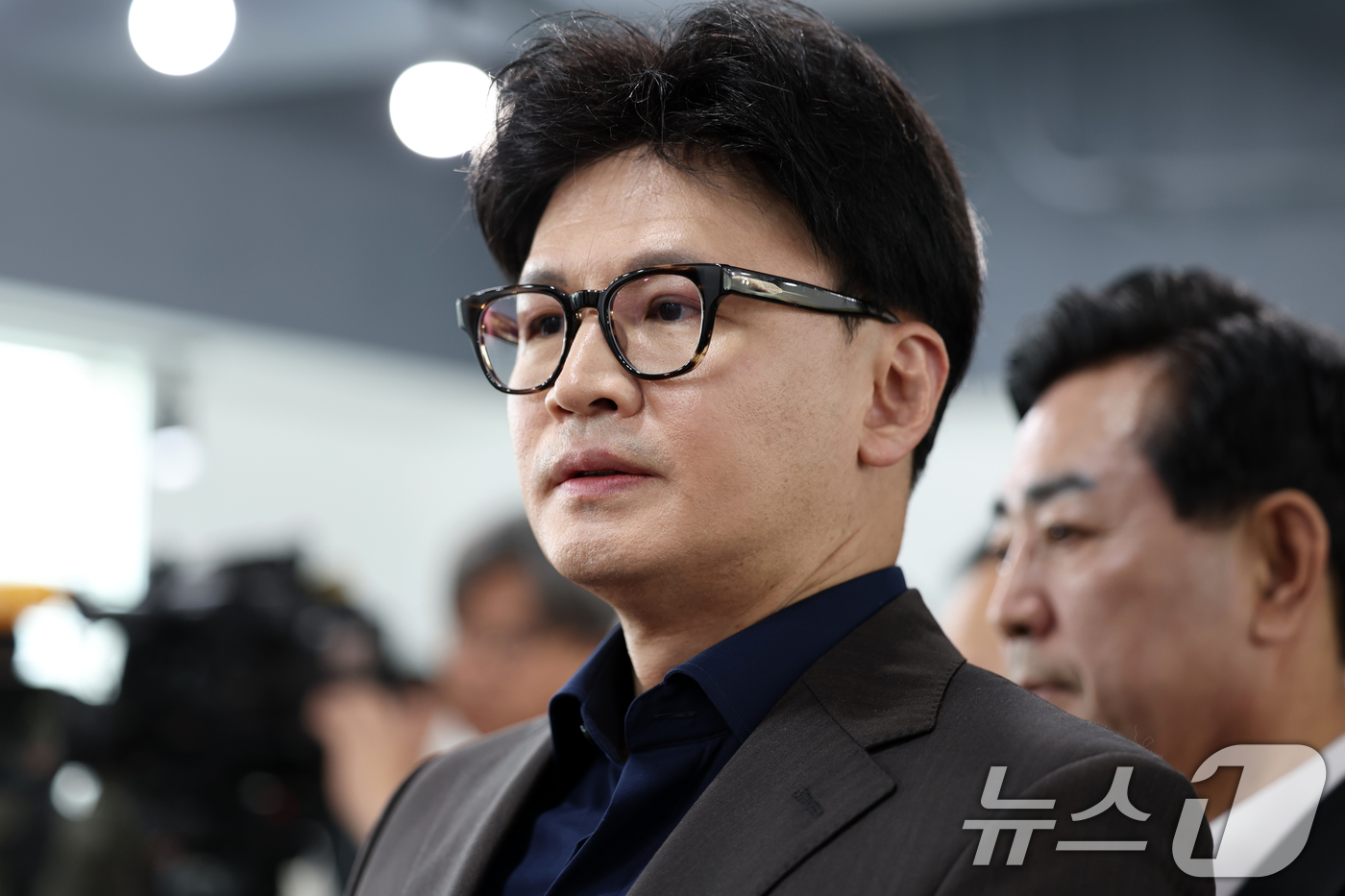 (광주=뉴스1) 이승현 기자 = 한동훈 국민의힘 전 대표가 제21대 대통령 선거 사전투표 첫날인 29일 광주 동구 창업지원센터에 위치한 서남동 사전투표소에서 투표 순서를 기다리고 …