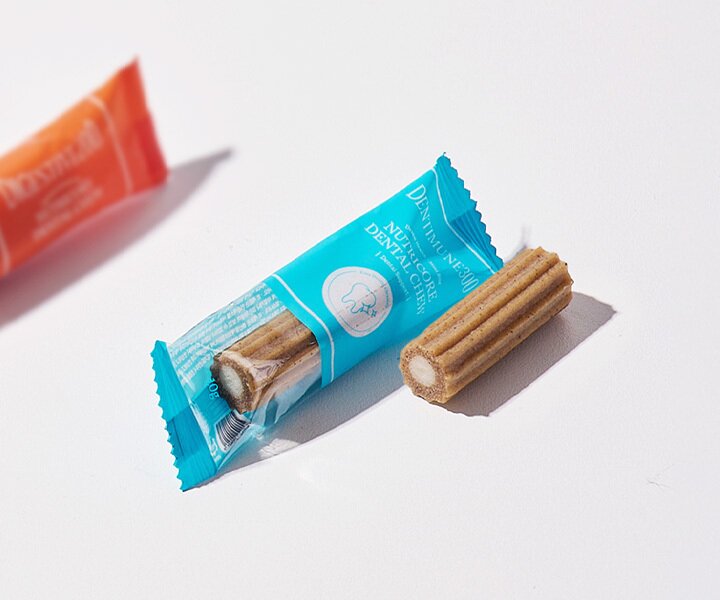 본문 이미지 - 덴티뮨300은 기호성이 낮은 기능성 원료를 덴탈껌의 코어에 배합해 씹는 행위를 통해 자연스럽게 영양 성분까지 섭취할 수 있도록 설계된 것이 특징이다&#40;어반포즈 제공&#41;. ⓒ 뉴스1