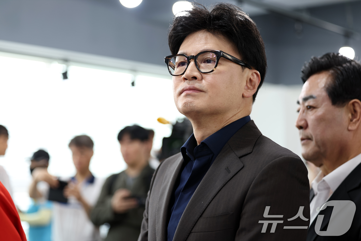 (광주=뉴스1) 이승현 기자 = 한동훈 국민의힘 전 대표가 제21대 대통령 선거 사전투표 첫날인 29일 광주 동구 창업지원센터에 위치한 서남동 사전투표소에서 투표 순서를 기다리고 …