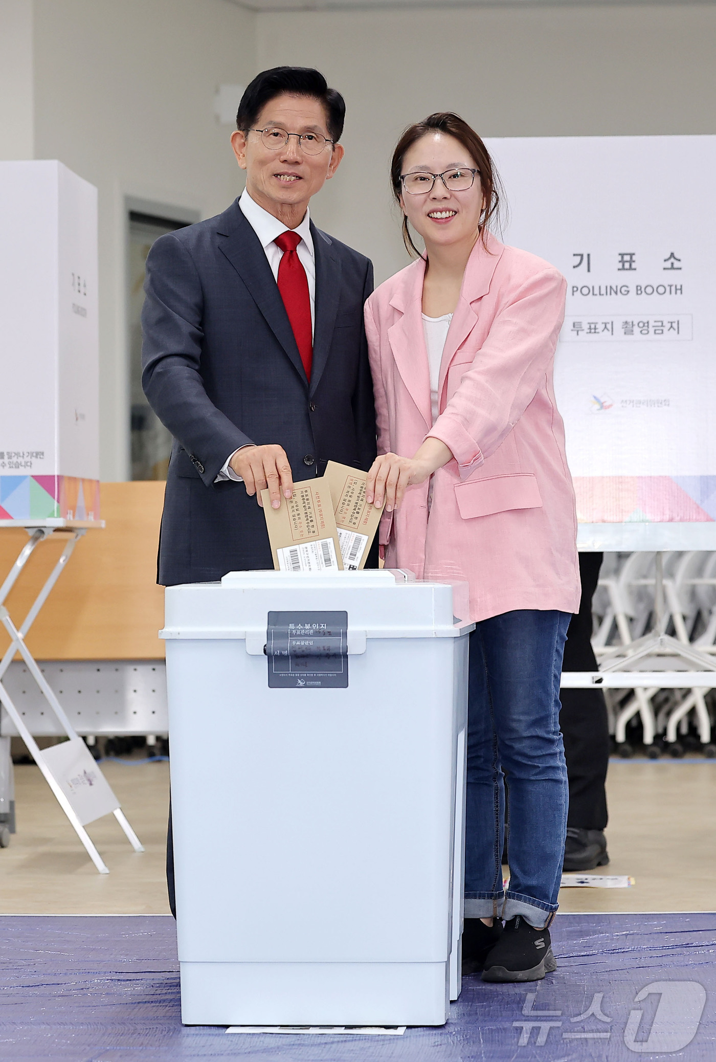 (인천=뉴스1) 김민지 기자 = 김문수 국민의힘 대통령 후보가 제21대 대통령선거 사전투표 첫날인 29일 인천 계양구 계양1동 주민센터에 마련된 사전투표소에서 딸 동주 씨와 함께 …