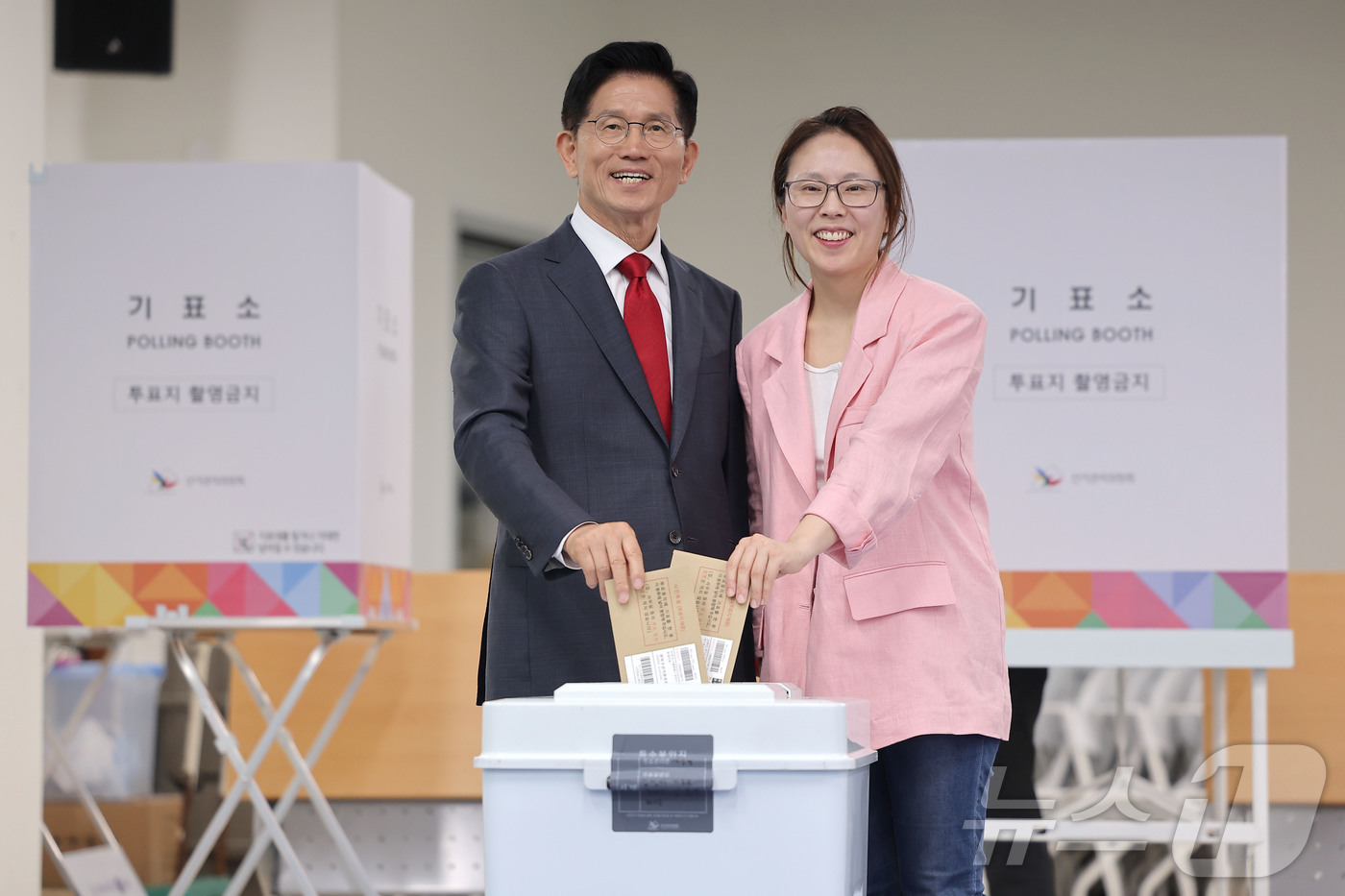 (인천=뉴스1) 김민지 기자 = 김문수 국민의힘 대통령 후보가 제21대 대통령선거 사전투표 첫날인 29일 인천 계양구 계양1동 주민센터에 마련된 사전투표소에서 딸 동주 씨와 함께 …