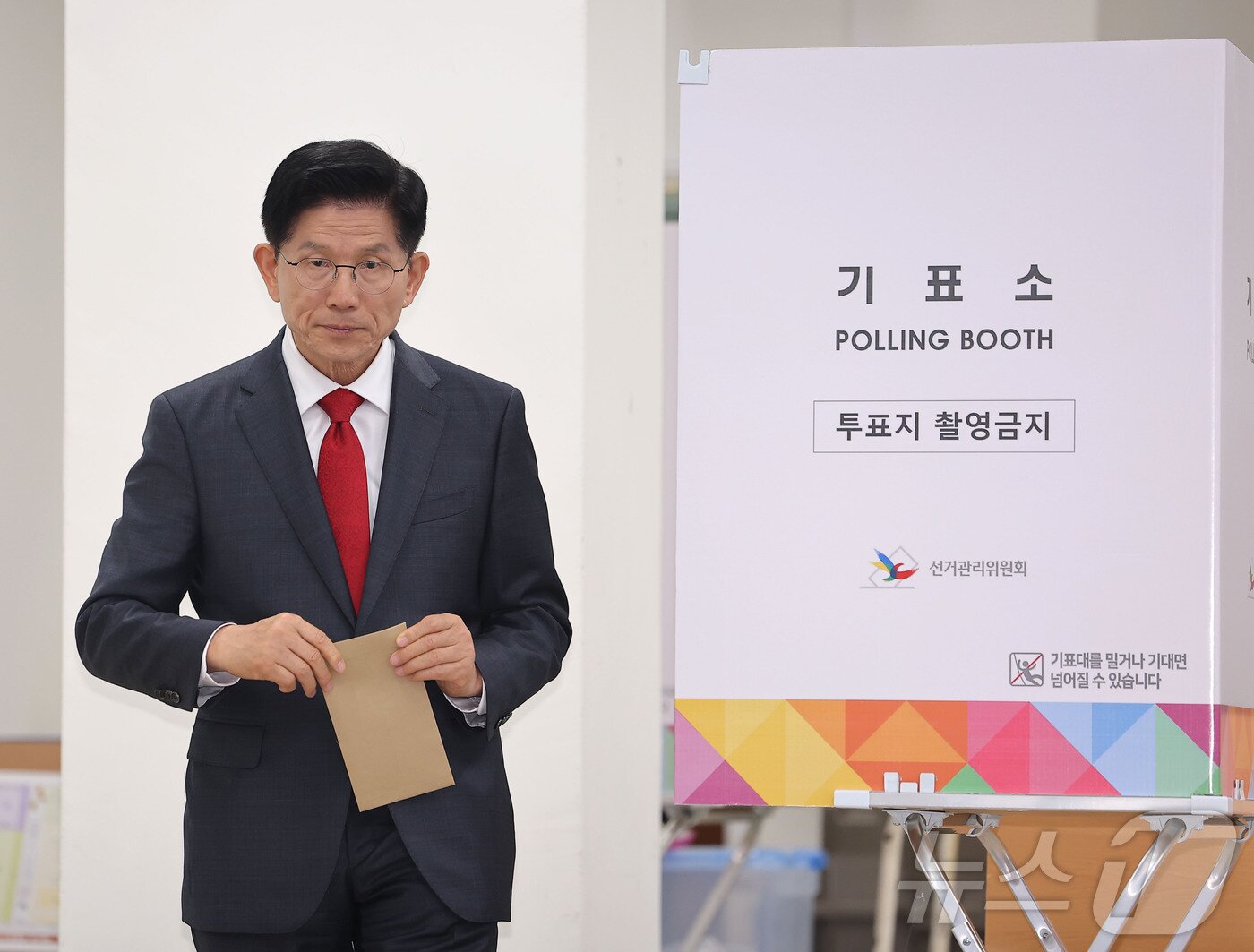 본문 이미지 - 김문수 국민의힘 대통령 후보가 제21대 대통령선거 사전투표 첫날인 29일 인천 계양구 계양1동 주민센터에 마련된 사전투표소에서 투표를 하고 있다. (공동취재) 2025.5.29/뉴스1 ⓒ News1 김민지 기자