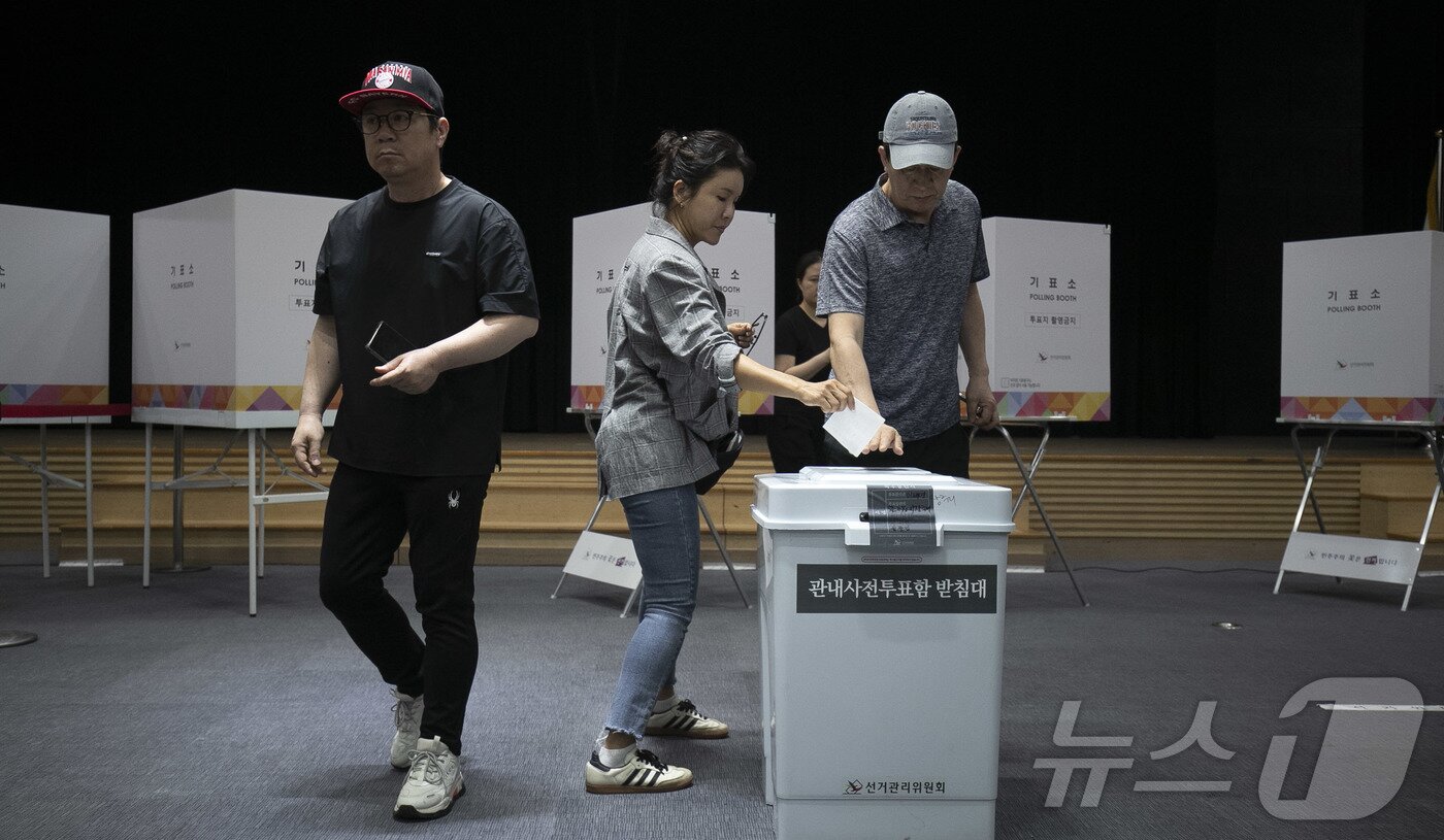 본문 이미지 - 제21대 대통령선거 사전투표 첫날인 29일 오전 울산 남구청 6층에 마련된 사전투표소에 유권자들의 투표 발길이 이어지고 있다.2025.5.29/뉴스1 ⓒ News1 김지혜 기자