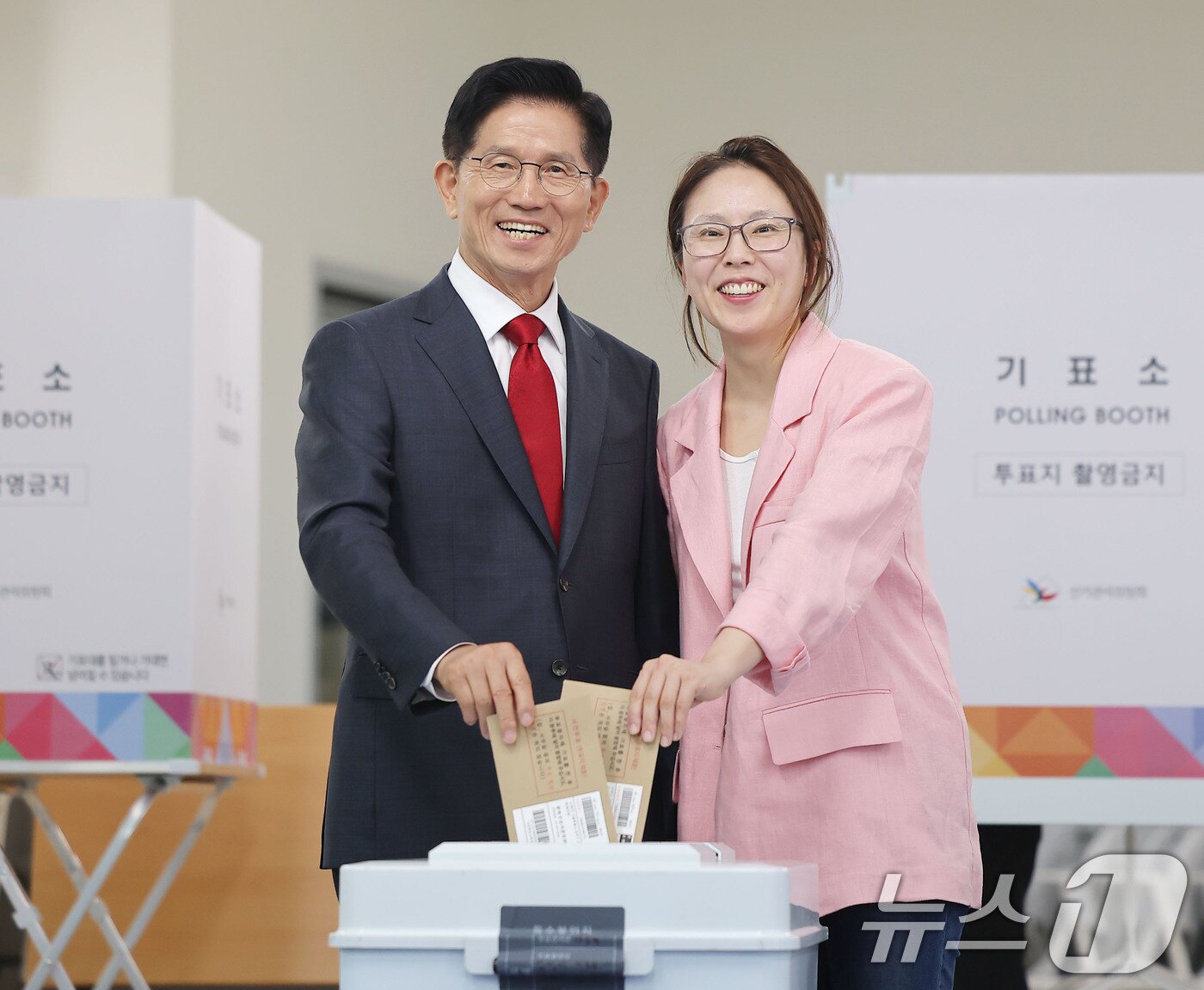 본문 이미지 - 김문수 국민의힘 대통령 후보가 제21대 대통령선거 사전투표 첫날인 29일 인천 계양구 계양1동 주민센터에 마련된 사전투표소에서 딸 김동주 씨와 함께 투표를 하고 있다. &#40;공동취재&#41; 2025.5.29/뉴스1 ⓒ News1 김민지 기자