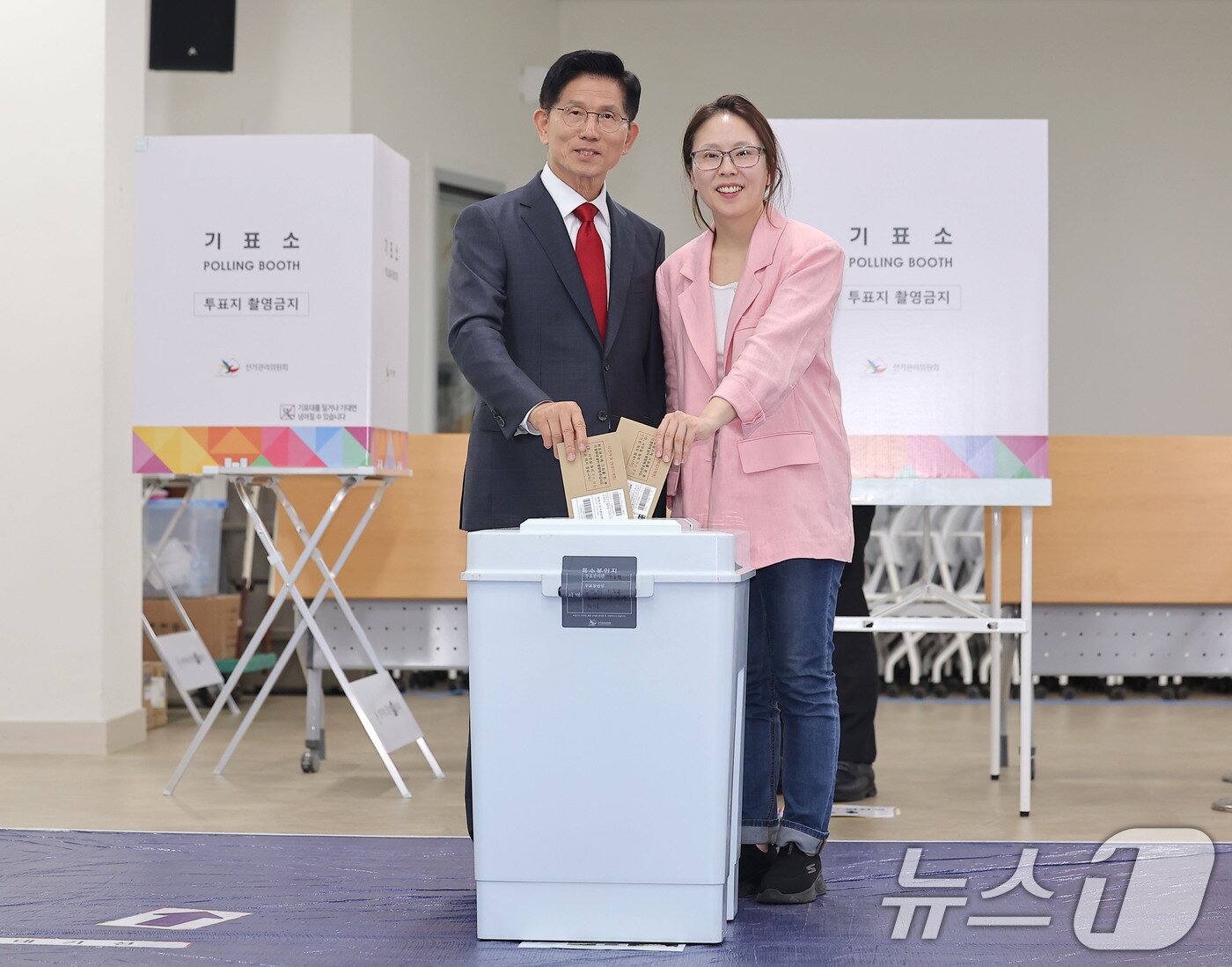 본문 이미지 - 김문수 국민의힘 대통령 후보가 제21대 대통령선거 사전투표 첫날인 29일 인천 계양구 계양1동 주민센터에 마련된 사전투표소에서 딸 김동주 씨와 함께 투표를 하고 있다. &#40;공동취재&#41; 2025.5.29/뉴스1 ⓒ News1 김민지 기자