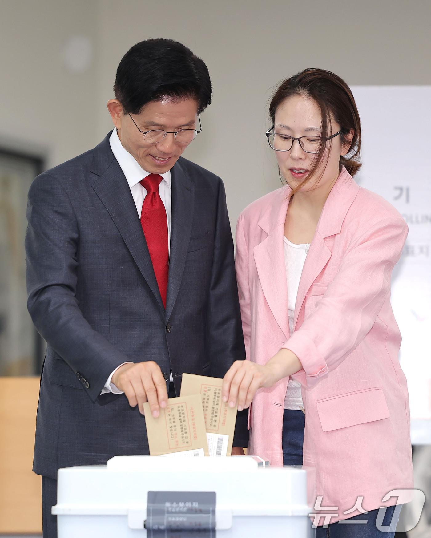 (인천=뉴스1) 김민지 기자 = 김문수 국민의힘 대통령 후보가 제21대 대통령선거 사전투표 첫날인 29일 인천 계양구 계양1동 주민센터에 마련된 사전투표소에서 딸 김동주 씨와 함께 …