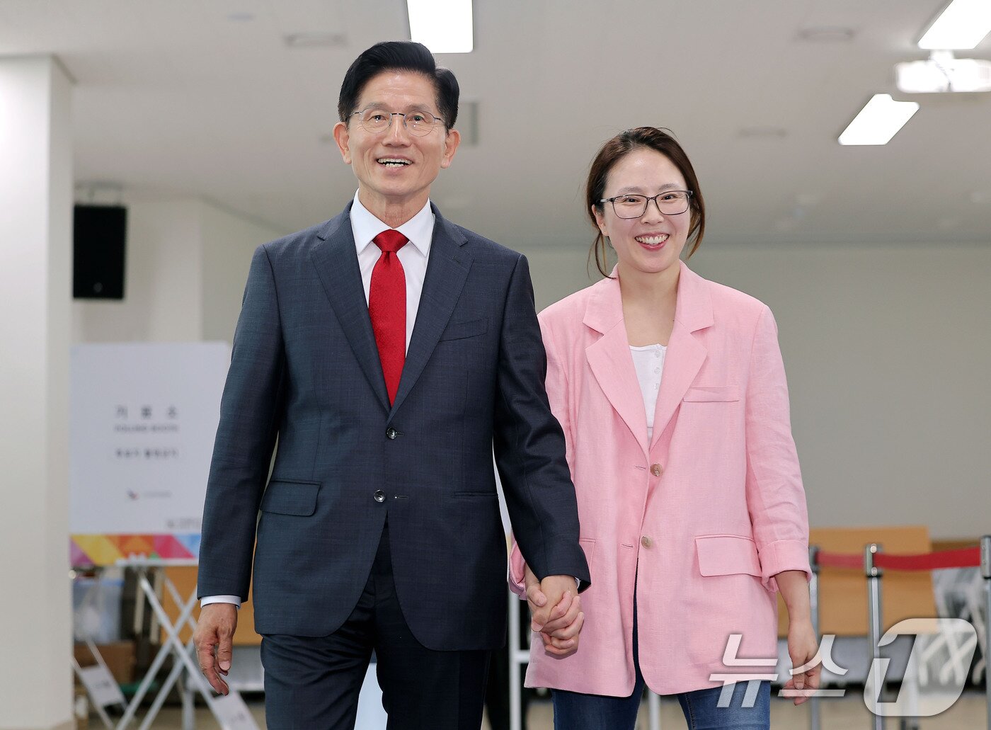 본문 이미지 - 김문수 국민의힘 대통령 후보가 제21대 대통령선거 사전투표 첫날인 29일 인천 계양구 계양1동 주민센터에 마련된 사전투표소에서 딸 김동주 씨와 함께 투표를 마친 후 나서고 있다. &#40;공동취재&#41; 2025.5.29/뉴스1 ⓒ News1 김민지 기자