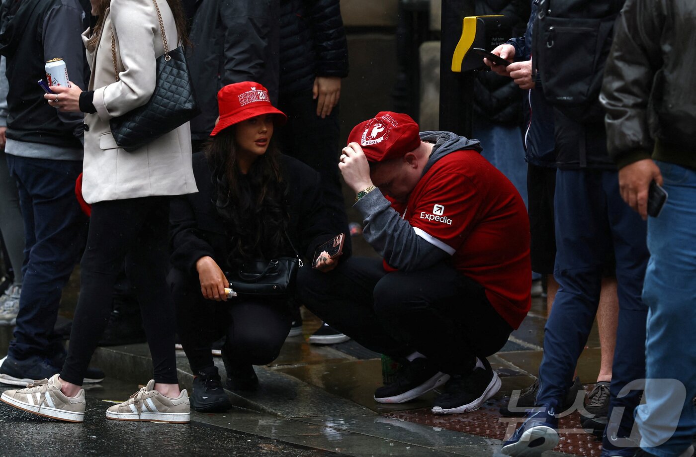 본문 이미지 - 카퍼레이드에서의 자동차 테러로 충격에 빠진 리버풀 팬들 ⓒ 로이터=뉴스1