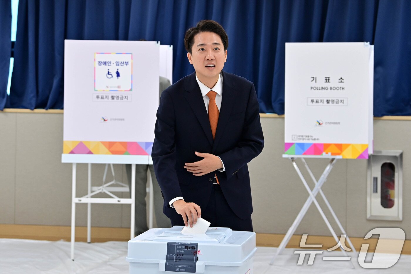 본문 이미지 - 이준석 개혁신당 대통령 후보가 제21대 대통령선거 사전투표 첫날인 29일 오전 경기 화성시 동탄9동 행정복지센터에 마련된 사전투표소에서 투표를 하고 있다. &#40;공동취재&#41; 2025.5.29/뉴스1 ⓒ News1 이재명 기자