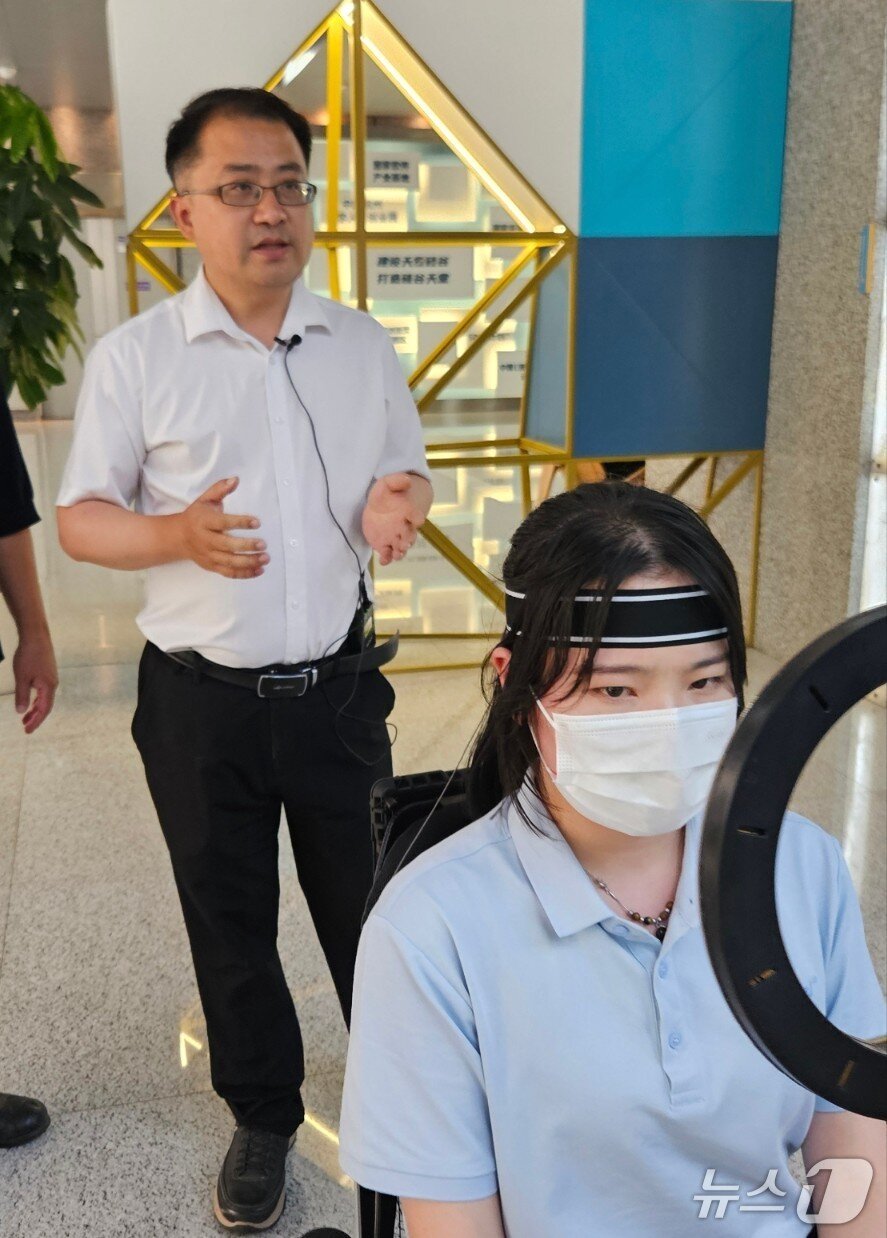 본문 이미지 - 쑹싱 마인드엔젤 창업자가 뇌파를 활용한 휠체어를 소개하고 있다. ⓒ News1 정은지 특파원