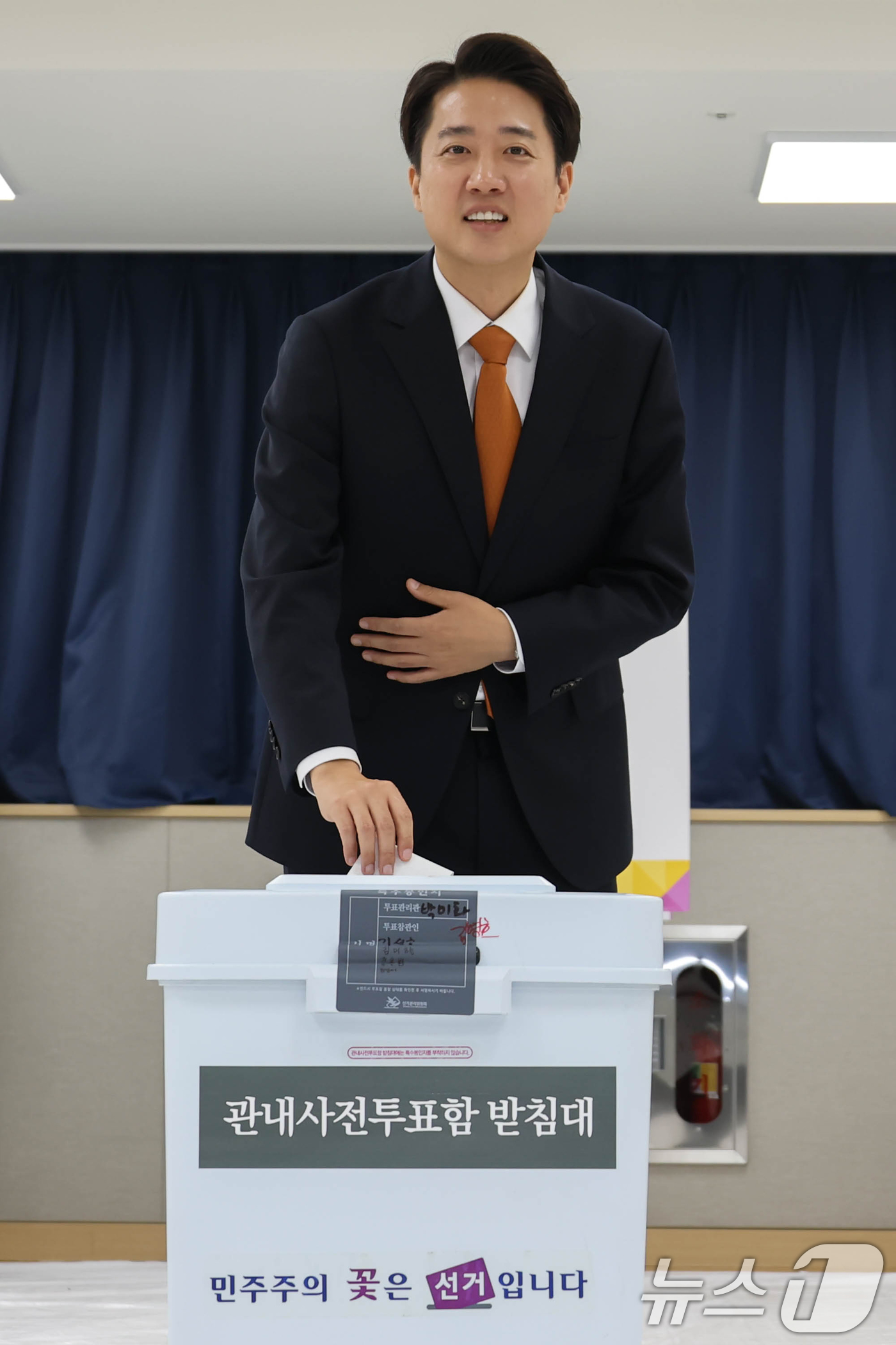 (화성=뉴스1) 이재명 기자 = 이준석 개혁신당 대통령 후보가 제21대 대통령선거 사전투표 첫날인 29일 오전 경기 화성시 동탄9동 행정복지센터에서 투표를 하고 있다. (공동취재) …