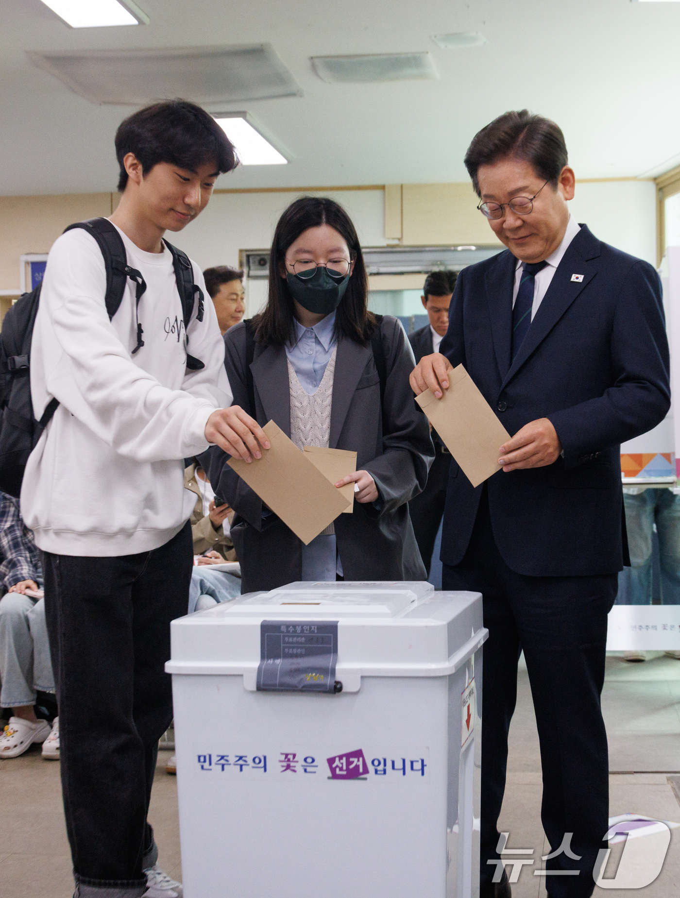 (서울=뉴스1) 안은나 기자 = 이재명 더불어민주당 대통령 후보가 제21대 대통령선거 사전투표 첫날인 29일 오전 서울 서대문구 구 신촌동주민센터에서 청년들과 사전투표를 하고 있다 …